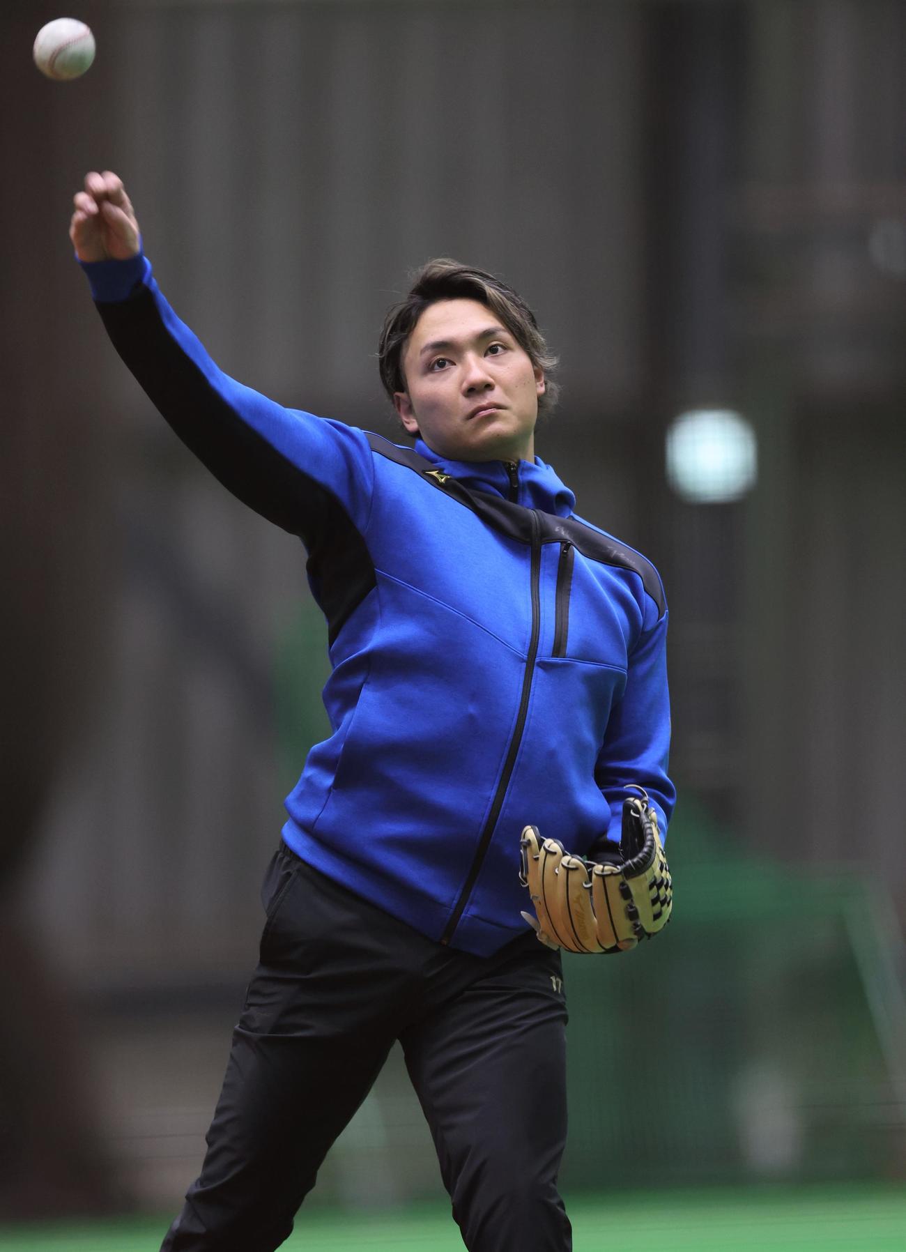 札幌の室内練習場でキャッチボールする日本ハム伊藤（撮影・黒川智章）