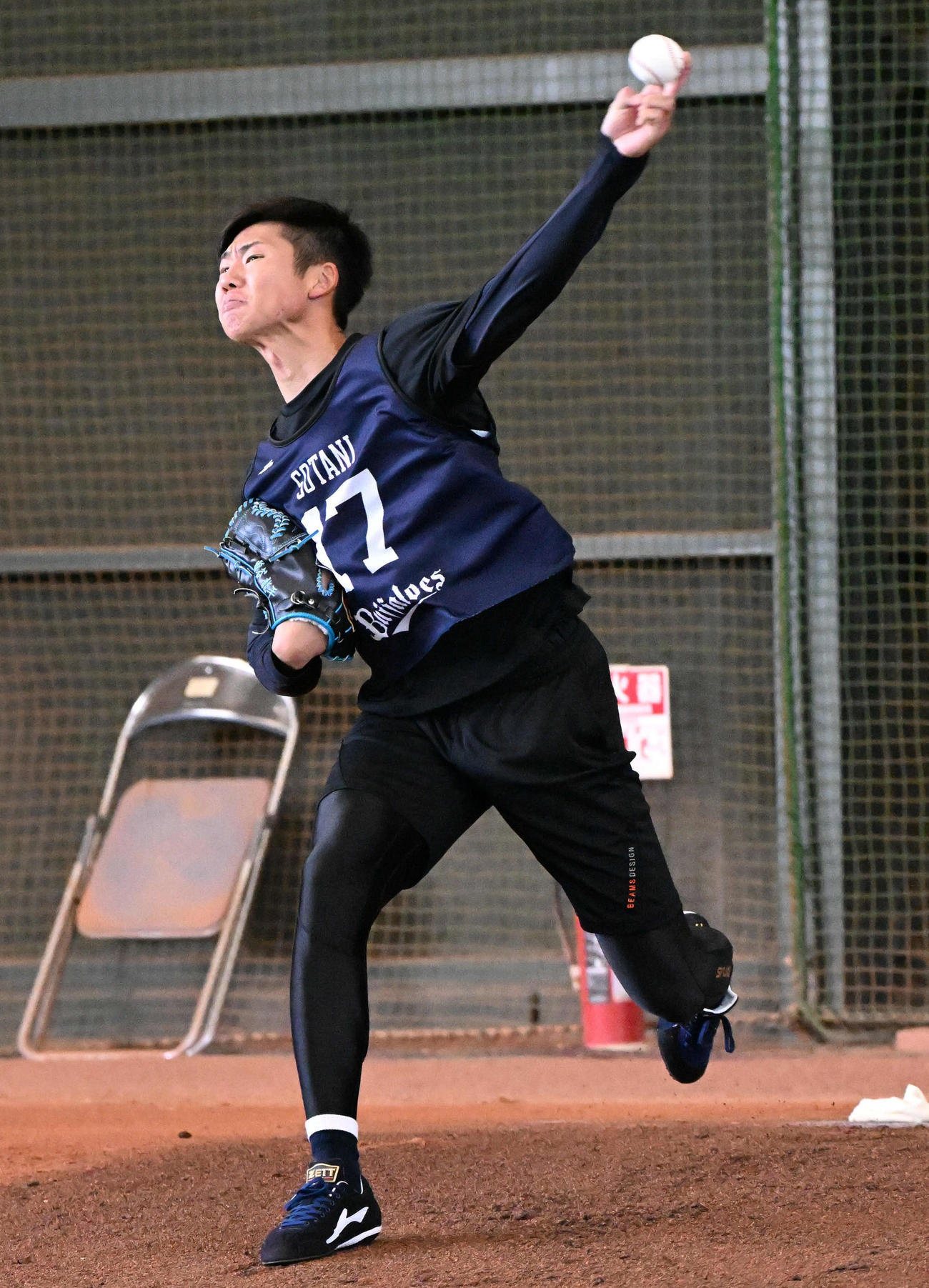 ブルペンで投球するオリックス曽谷（撮影・石井愛子）