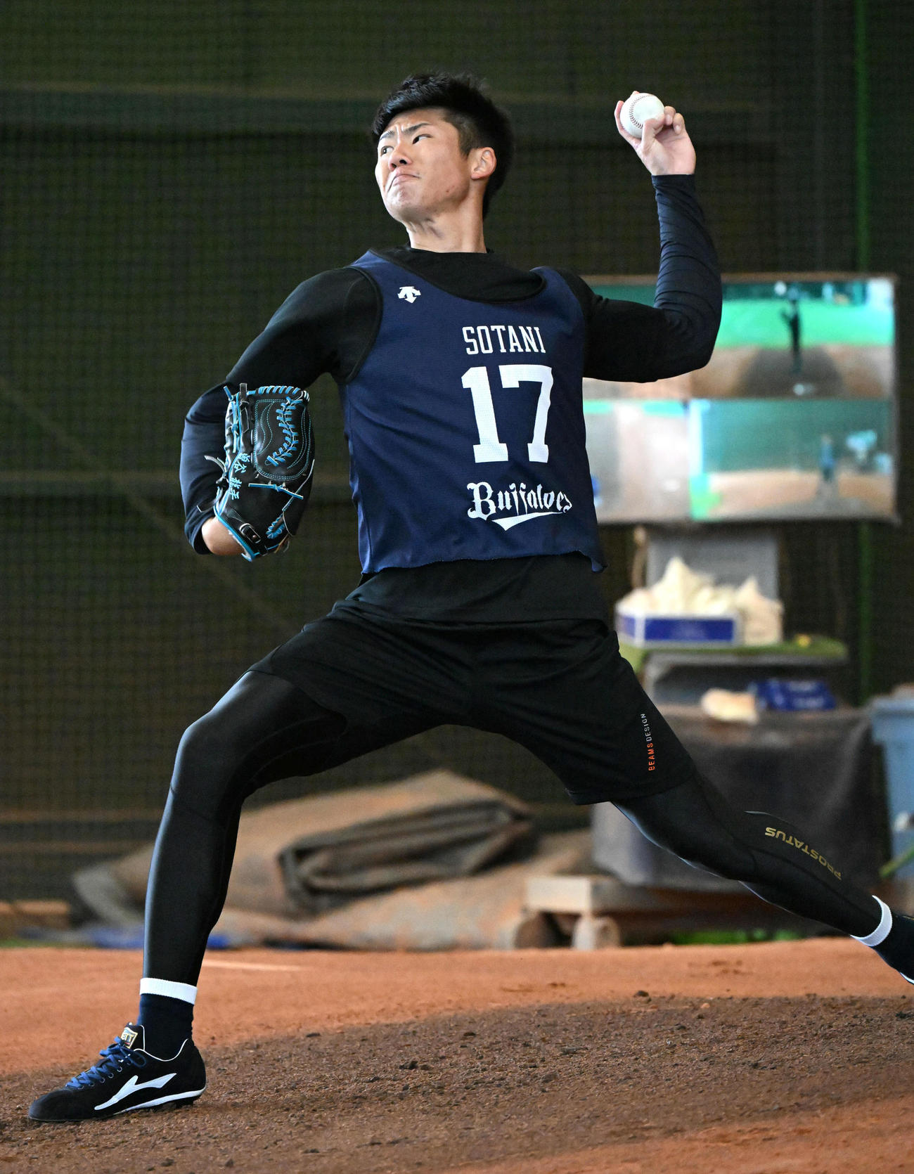 ブルペンで投球するオリックス曽谷（撮影・石井愛子）
