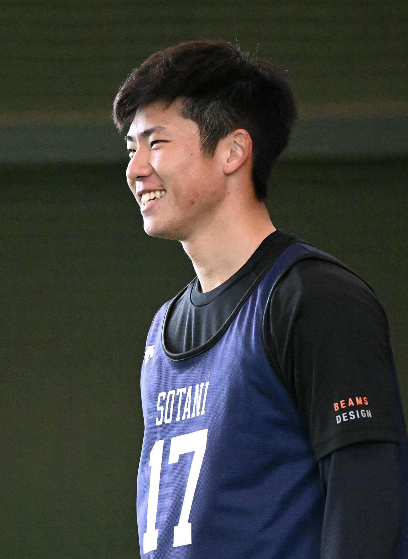 ブルペンでの投球を終え笑顔を見せるオリックス曽谷（撮影・石井愛子）