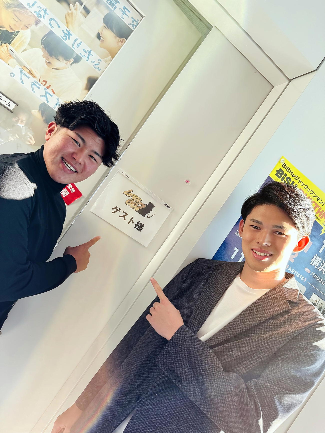 楽屋前で笑顔を見せるロッテ松川虎生（左）と佐々木朗希（球団提供）