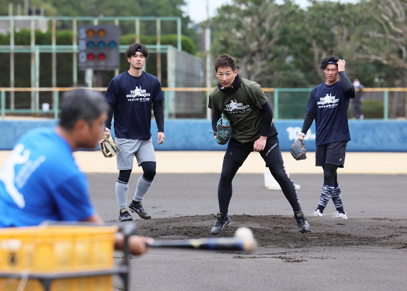 自主トレでノックを受ける阪神の、左から川原、岩崎、及川（撮影・足立雅史）