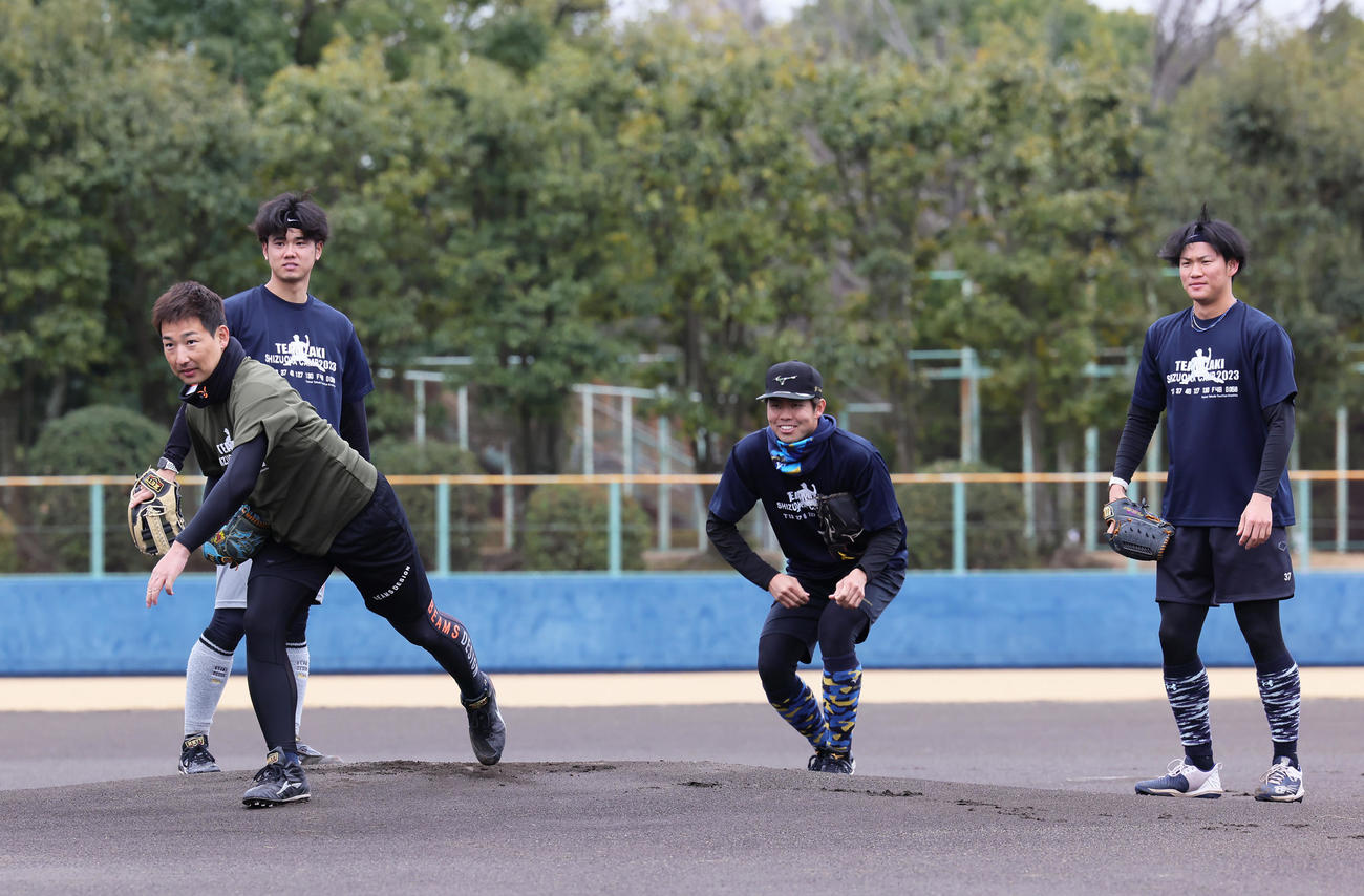 阪神岩崎（手前）との自主トレに臨んだ、川原（後方左）、及川（同右）と巨人山本（撮影・足立雅史）