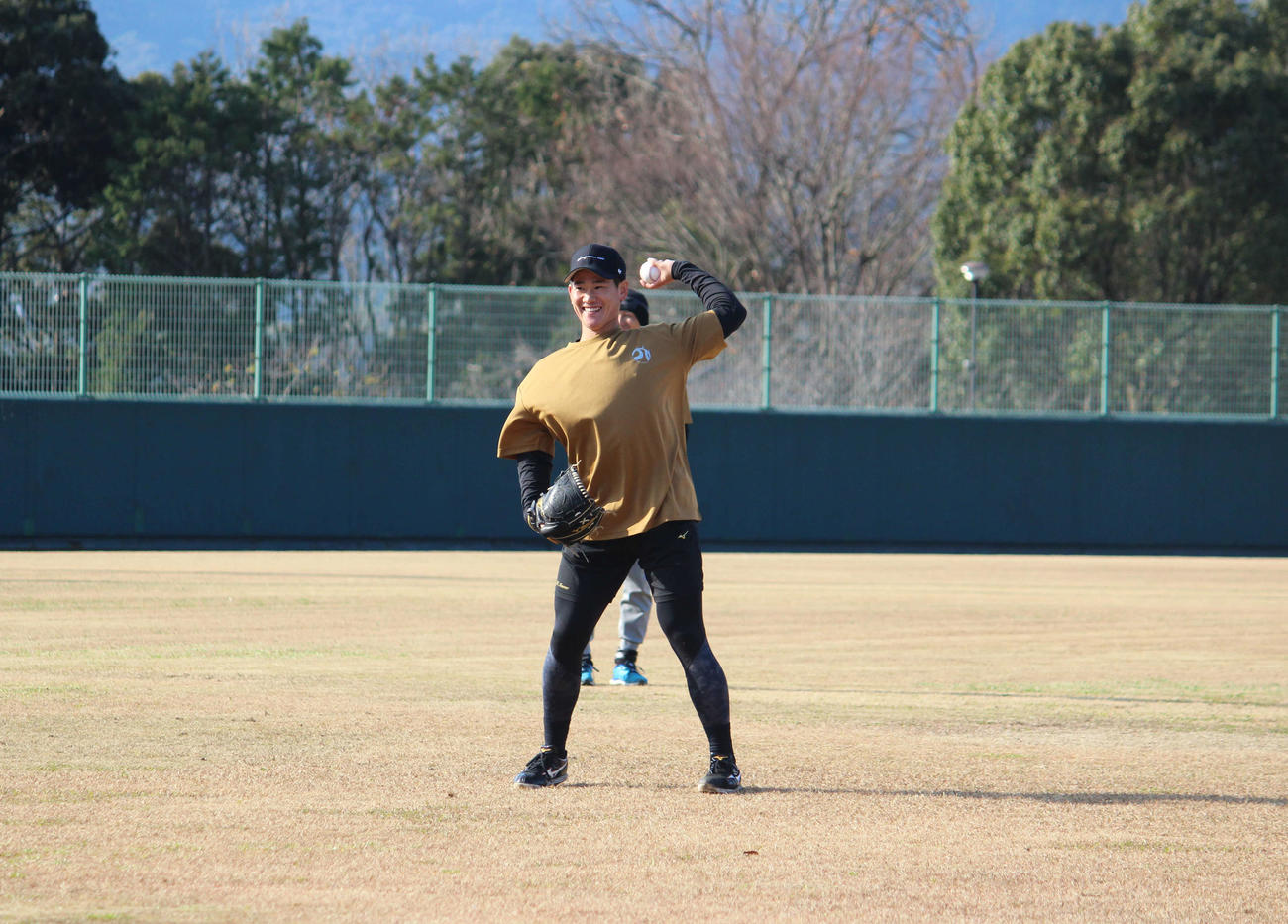 キャッチボールする巨人井上（撮影・久保賢吾）