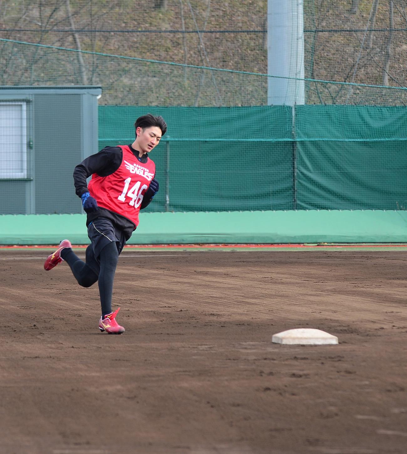 走塁練習を行う楽天辰見
