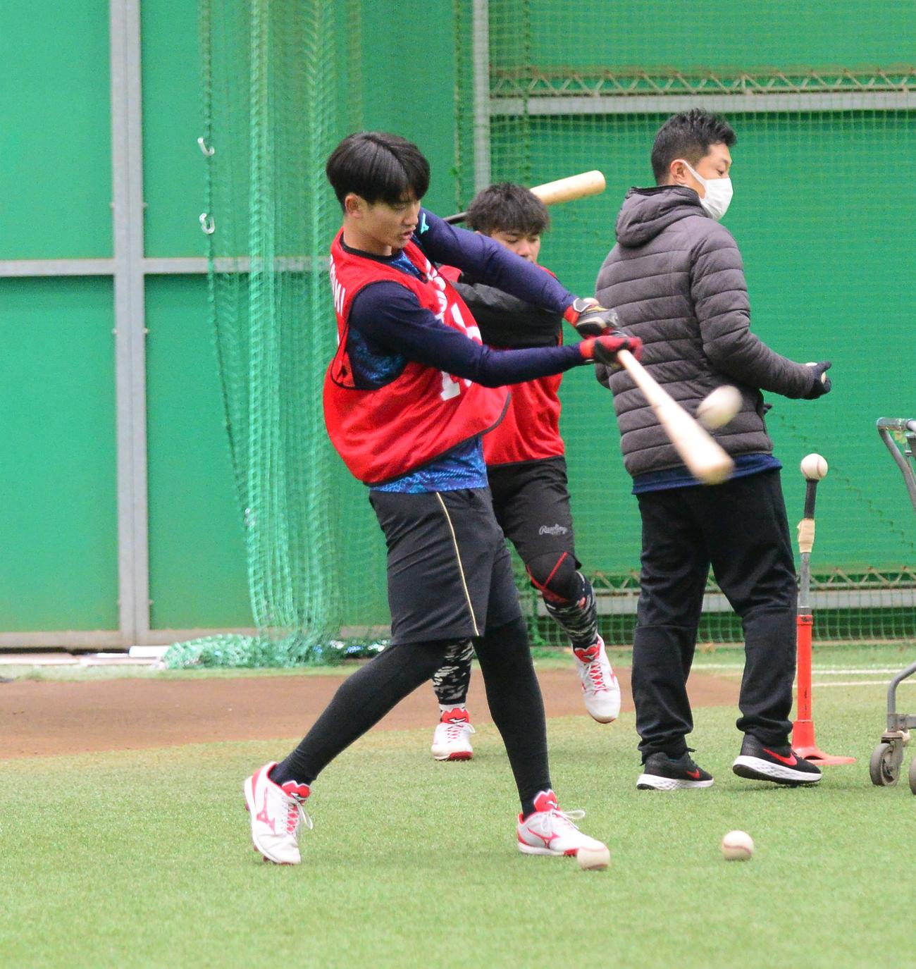 ティー打撃を行う楽天辰見