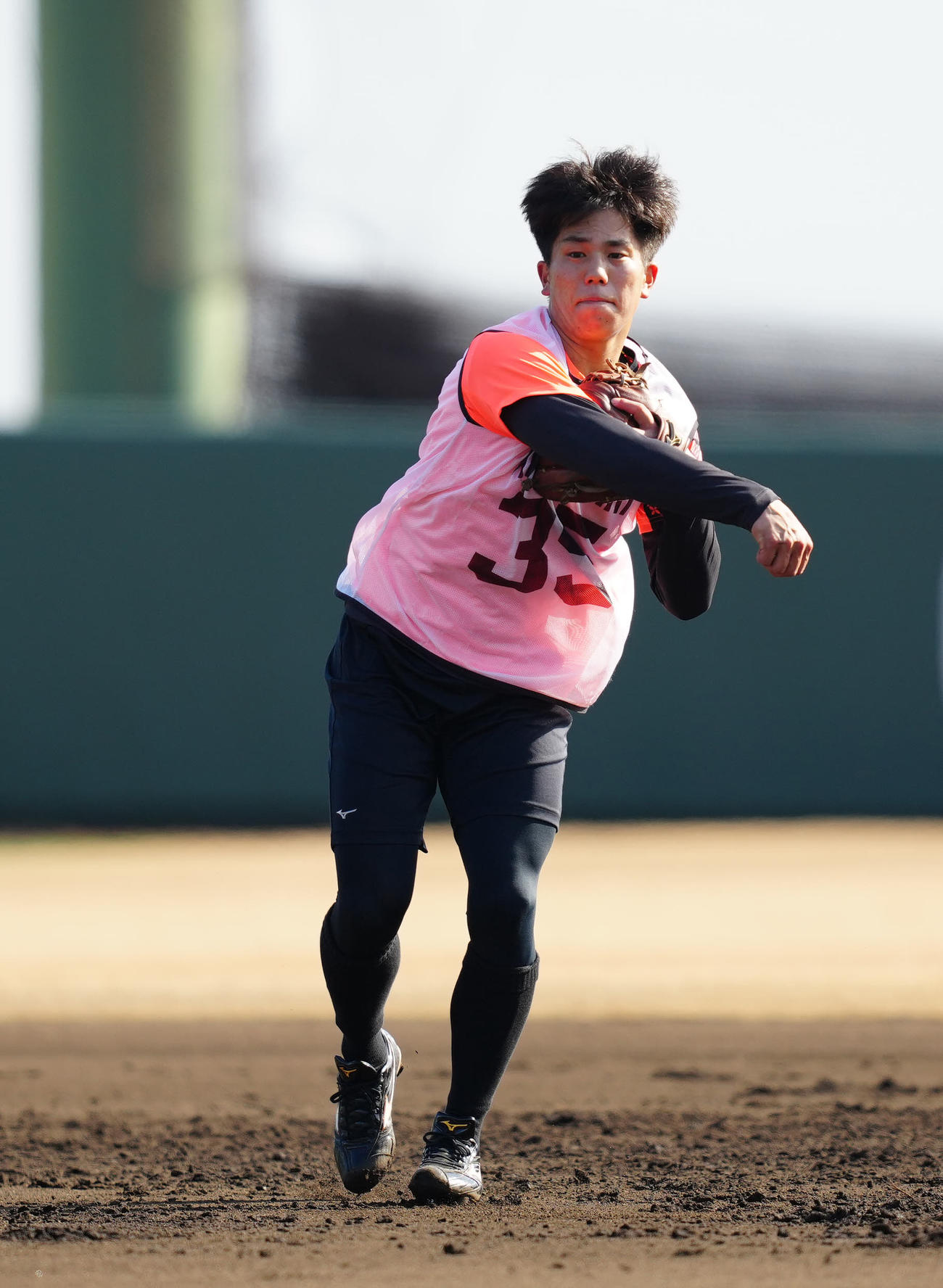 新人合同自主トレで内野ノックを受ける巨人ドラフト4位の門脇（撮影・江口和貴）