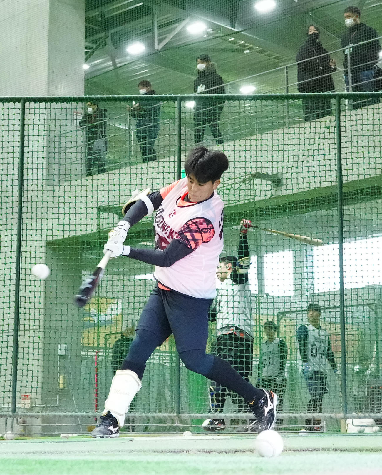 新人合同自主トレで打撃練習する巨人ドラフト4位の門脇（撮影・江口和貴）
