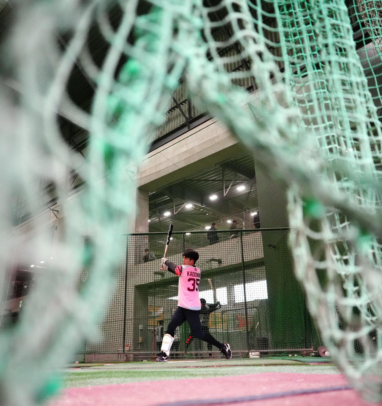 新人合同自主トレで打撃練習する巨人ドラフト4位の門脇（撮影・江口和貴）
