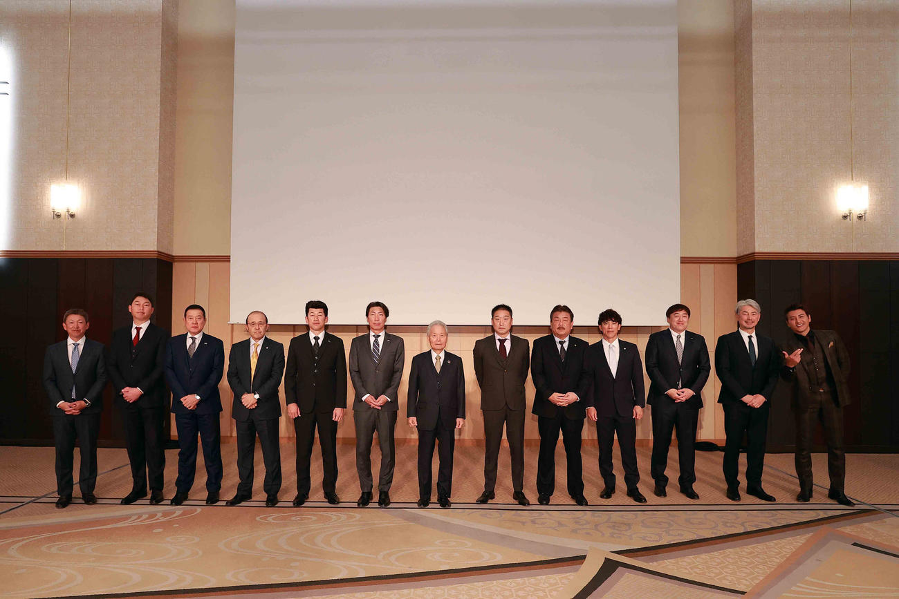 12球団監督会議に出席し、記念撮影に納まる監督たち。左から中日立浪監督、広島新井監督、巨人原監督、阪神岡田監督、DeNA三浦監督、ヤクルト高津監督、NPB榊原コミッショナー、オリックス中嶋監督、ソフトバンク藤本監督、西武松井監督、楽天石井GM兼監督、ロッテ吉井監督、日本ハム新庄監督（C）NPB／BBM2023