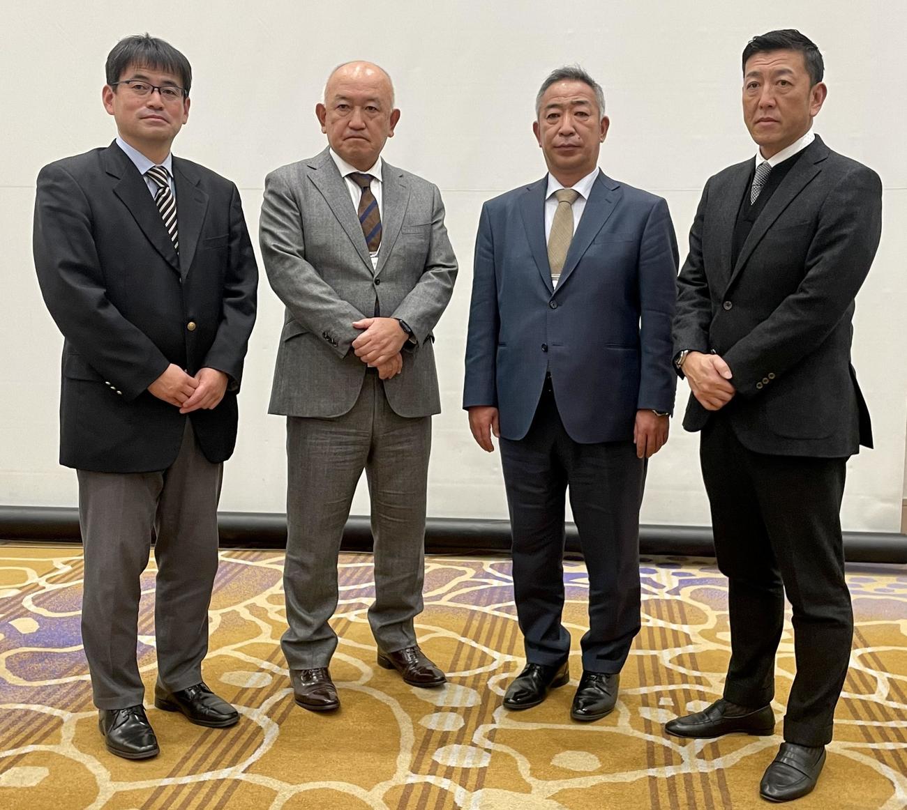 取材に応じる監督会の新幹部。左から副会長の筑波大・川村監督、会長の慶大・堀井監督、副会長の関西国際大・鈴木監督、副会長の上武大・谷口監督（撮影・保坂恭子）