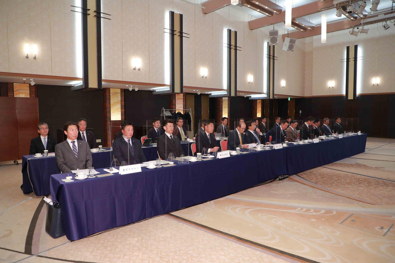 12球団監督会議に出席したヤクルト高津臣吾監督（左）ら（C）NPB／BBM2023