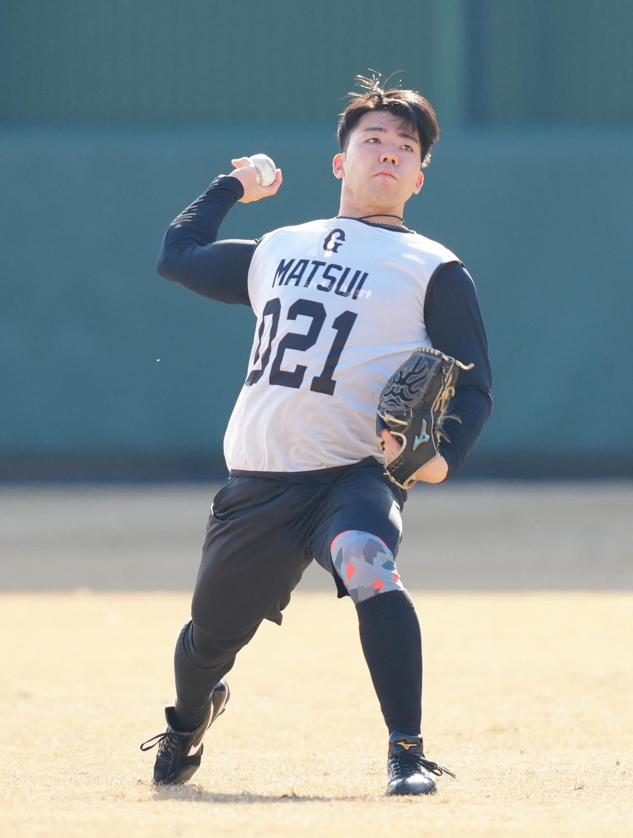 新人合同自主トレでキャッチボールする巨人育成1位の松井（撮影・江口和貴）