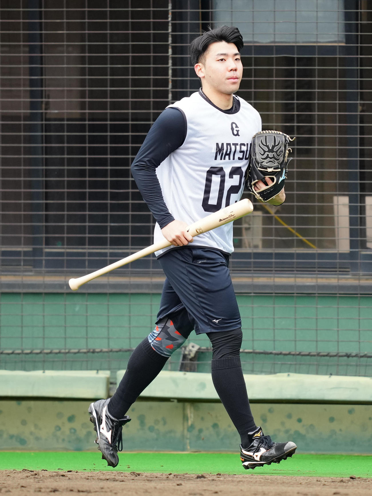 新人合同自主トレ中、走って移動する巨人育成1位の松井（撮影・江口和貴）