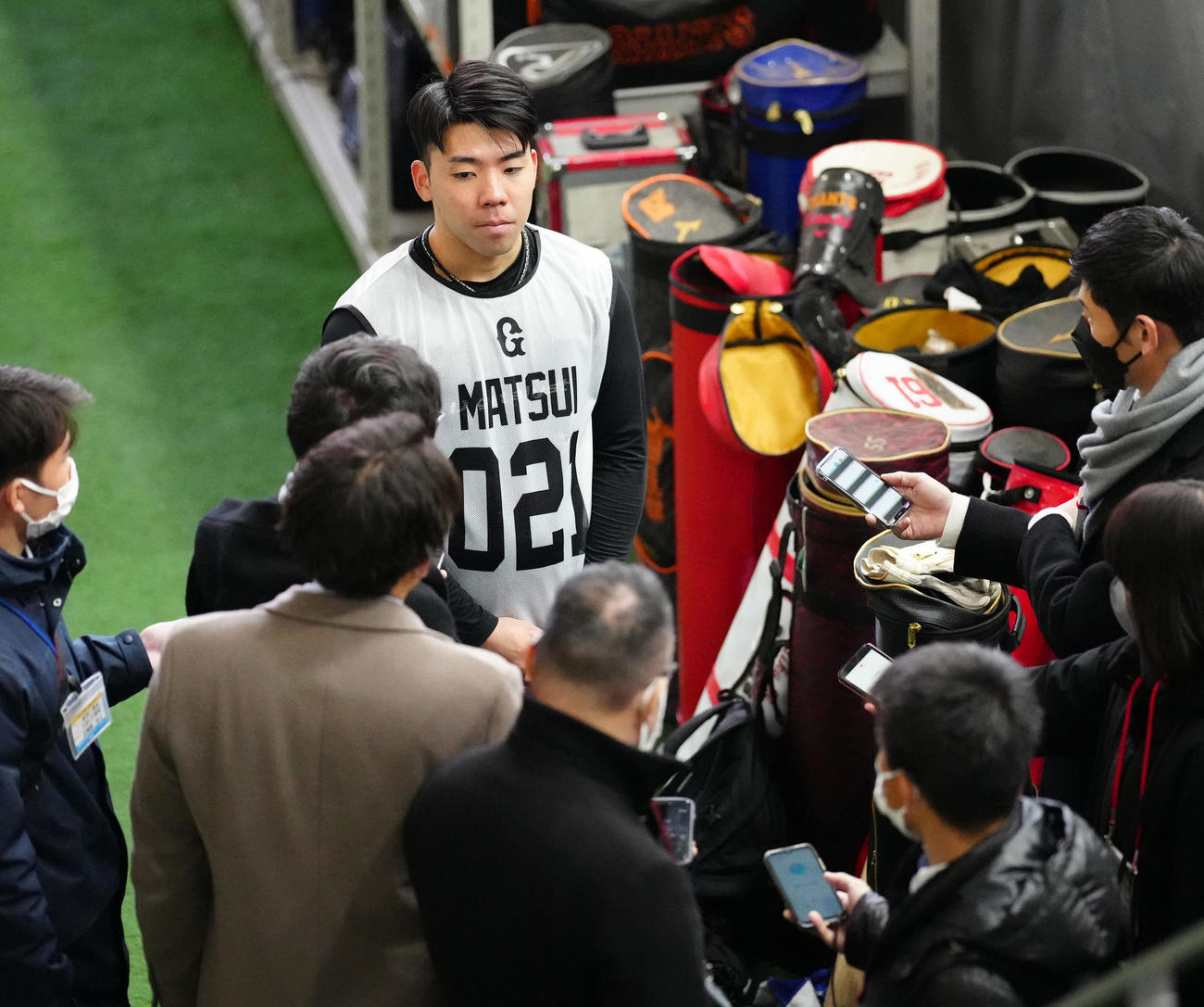 新人合同自主トレ後、取材に応じる巨人育成1位の松井（後方）（撮影・江口和貴）