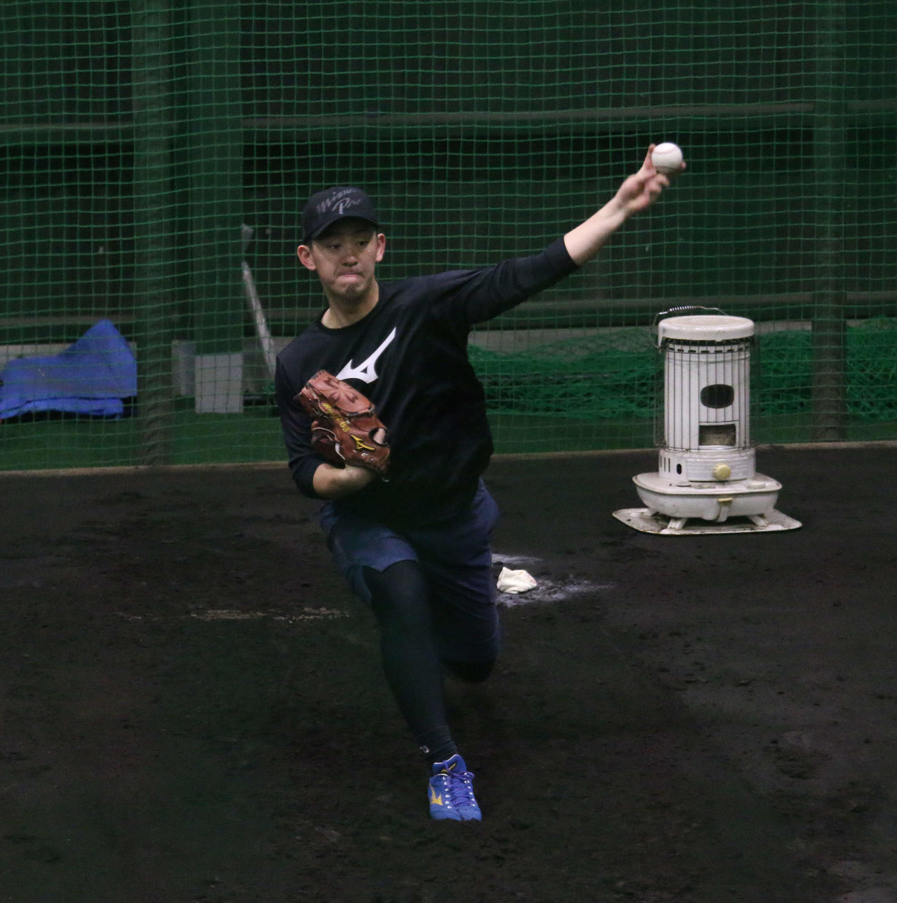 千葉・鎌ケ谷の室内練習場のブルペンで投球練習をする日本ハム北浦（撮影・木下大輔）