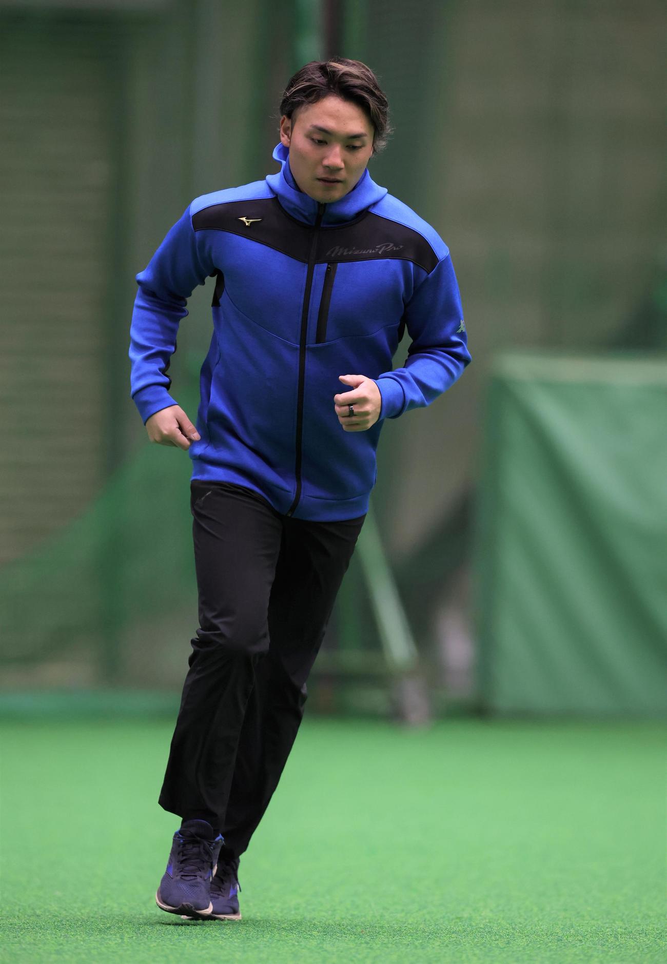 札幌の室内練習場でランニングする日本ハム伊藤（撮影・黒川智章）