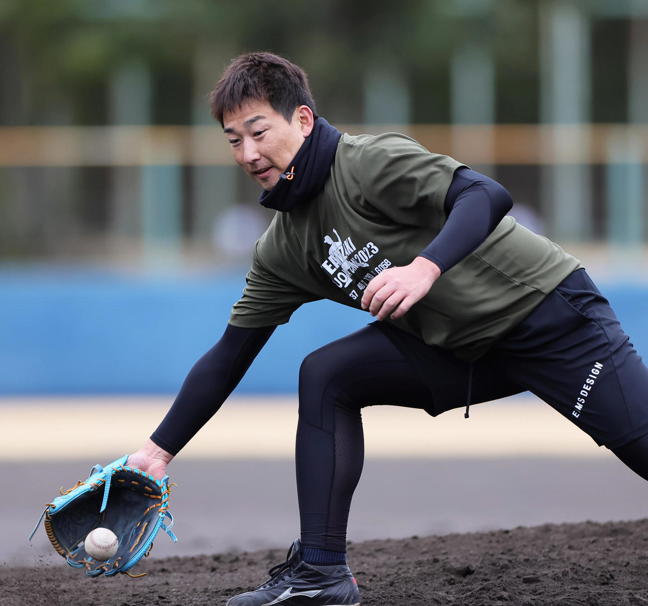 自主トレでノックを受ける阪神岩崎（撮影・足立雅史）
