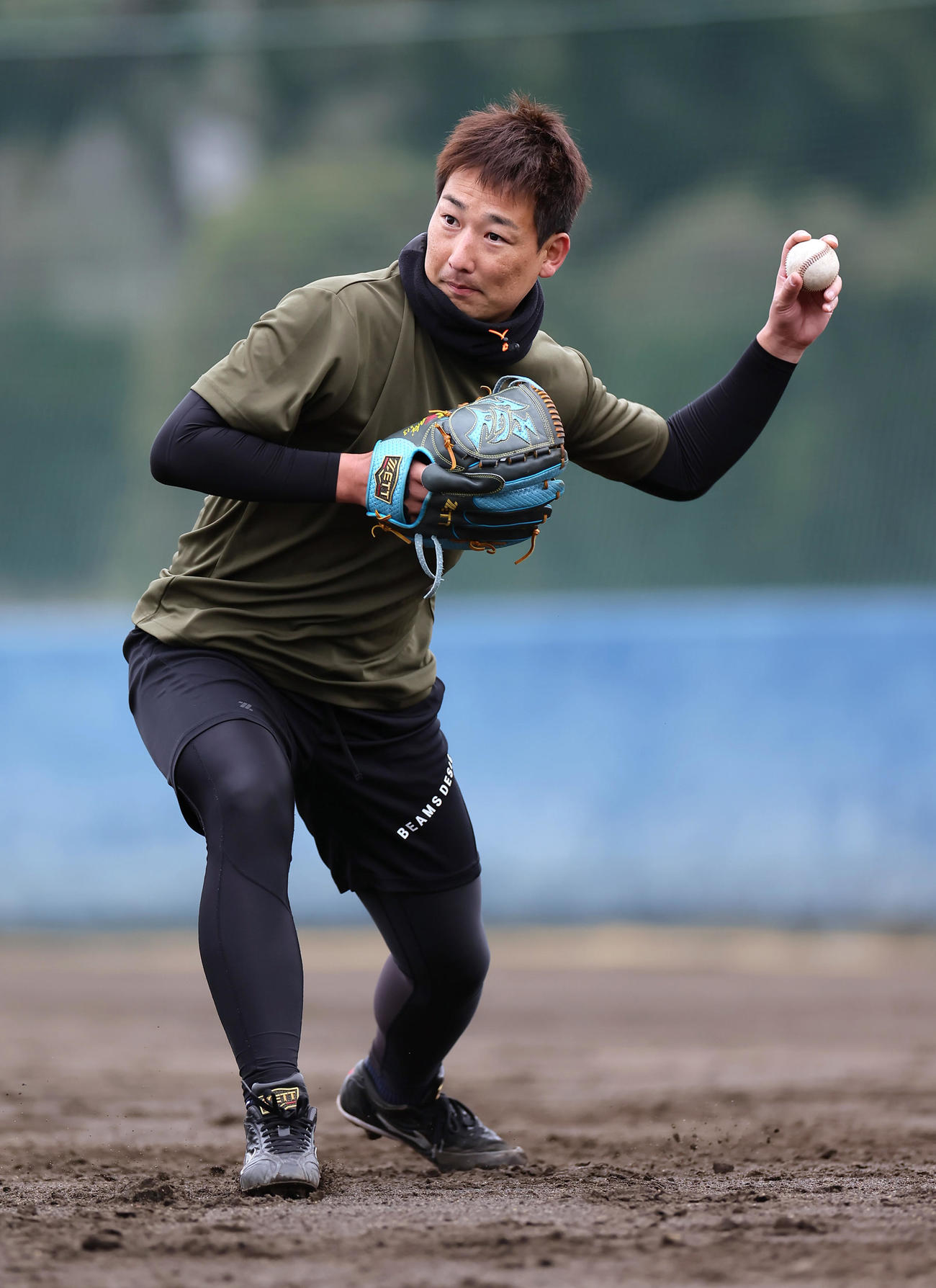 自主トレでノックを受ける阪神岩崎（撮影・足立雅史）