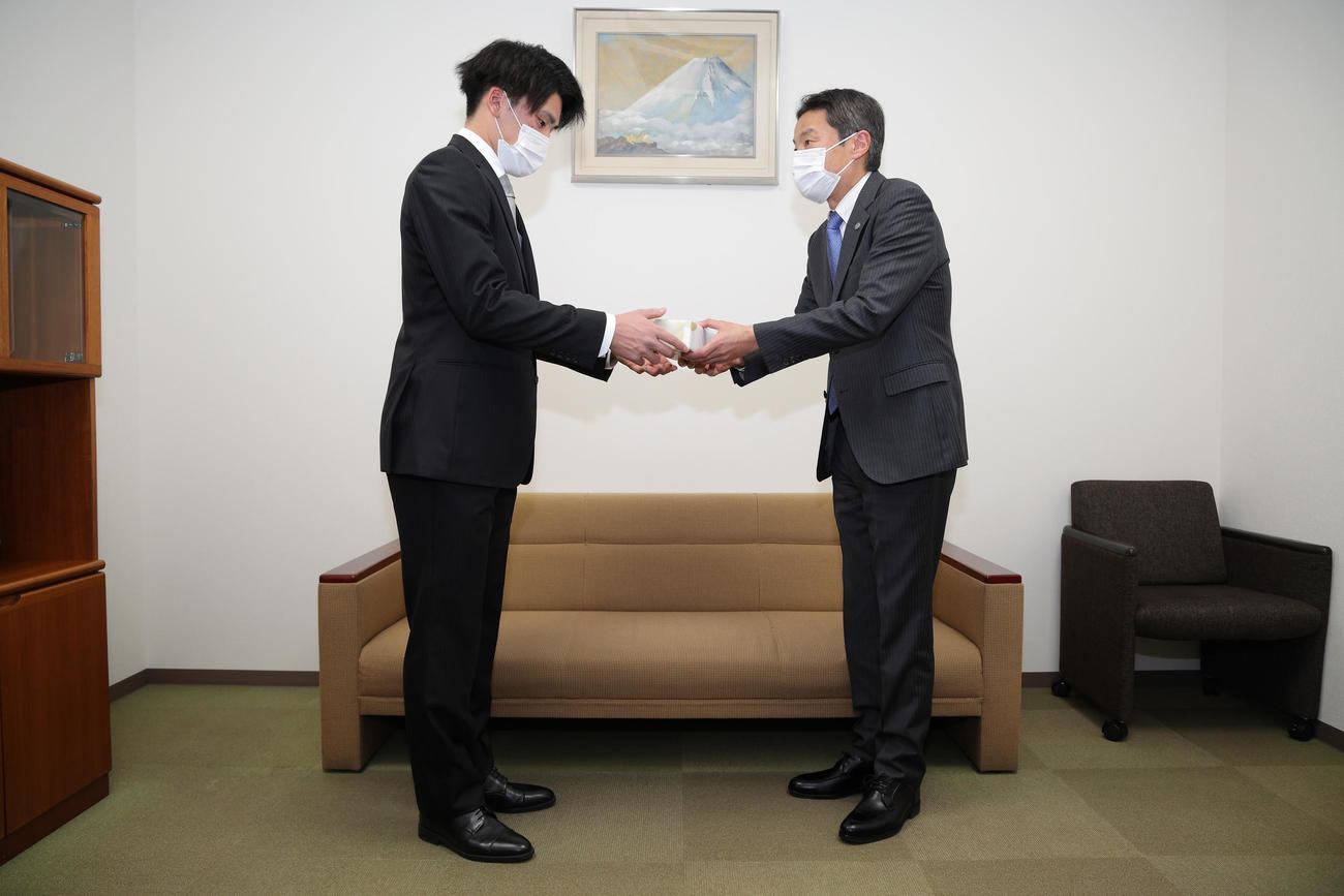百北社長（右）から記念品を授与された新成人の阪神高寺（球団提供）