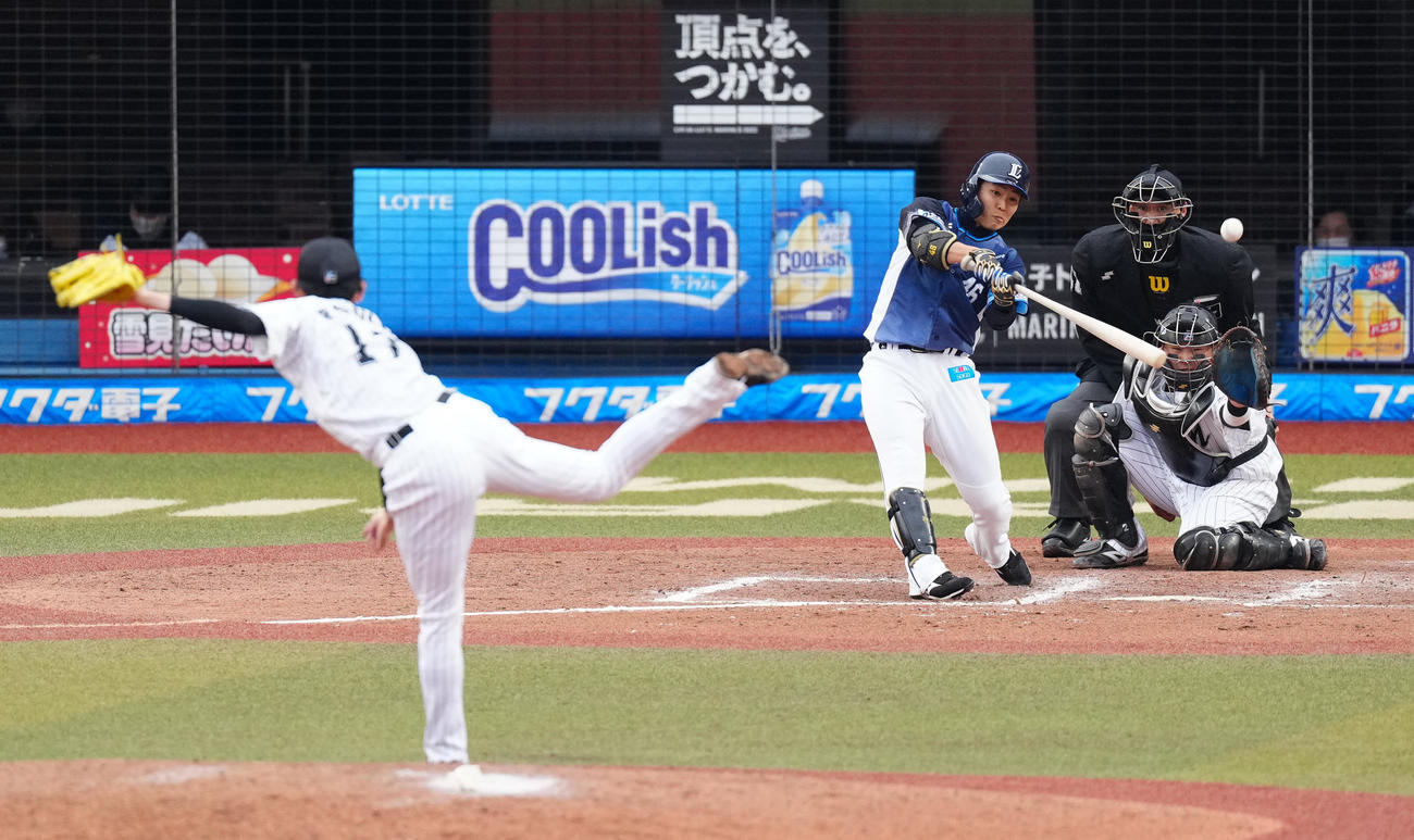 ロッテ対西武　8回表西武2死、二塁打を放つ鈴木。投手佐々木朗（2022年4月3日撮影）