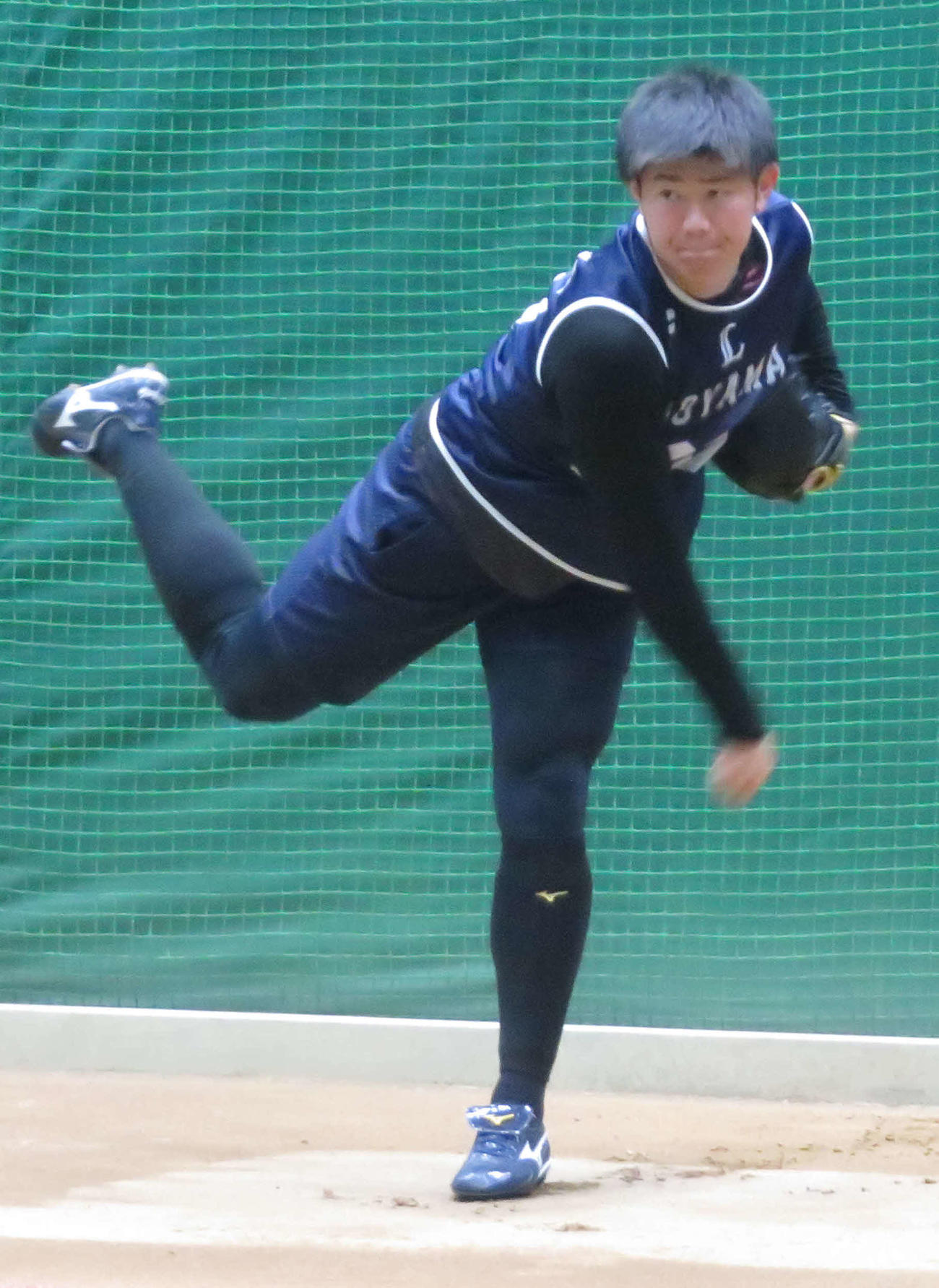 ブルペン投球をする西武青山（撮影・金子真仁）