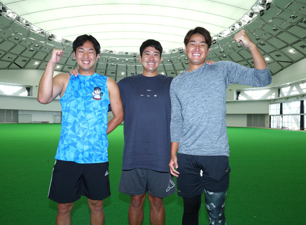 笑顔で肩を組む左から巨人山崎伊、菅野、堀田（球団提供）