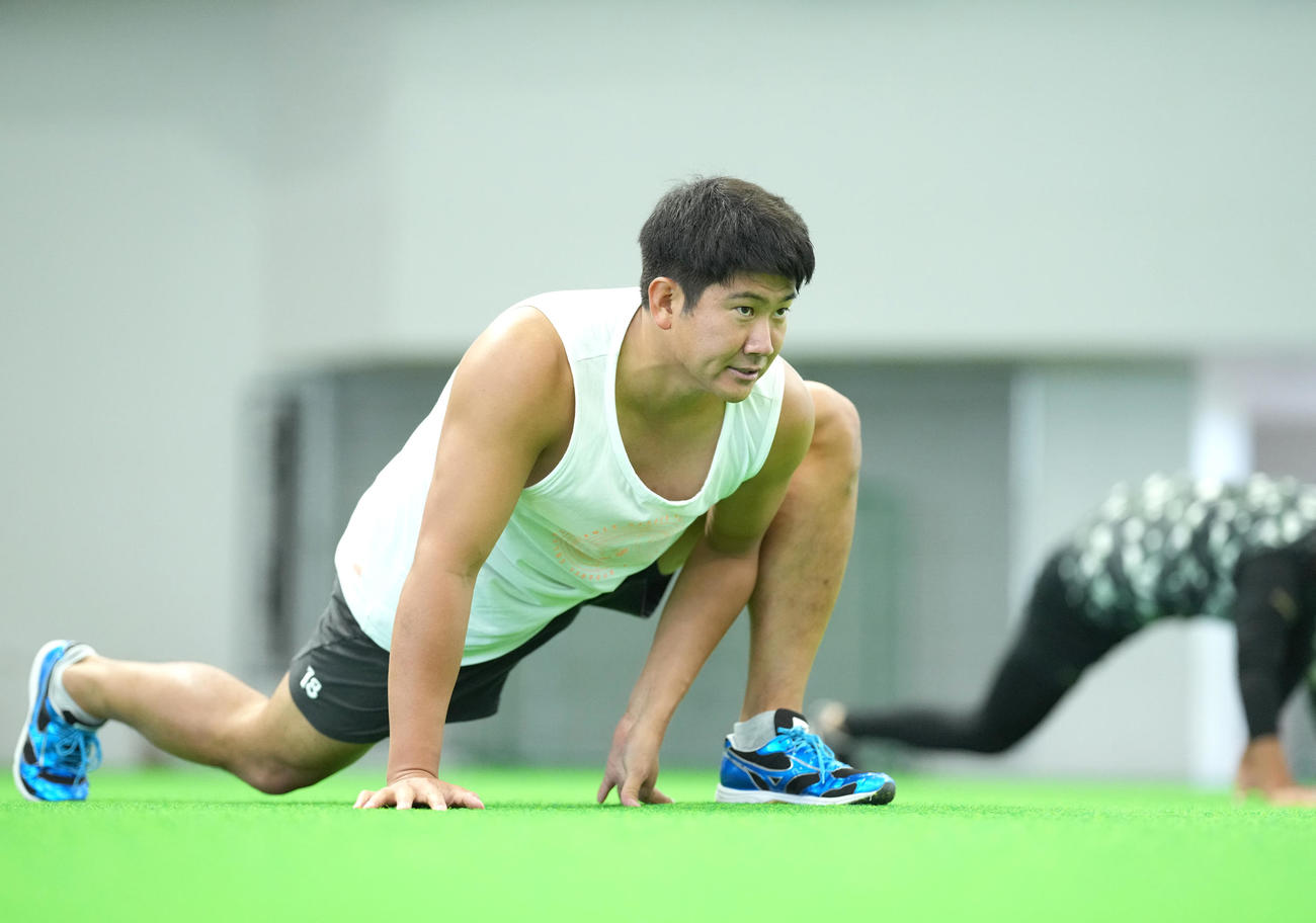 ストレッチをする巨人菅野（球団提供）