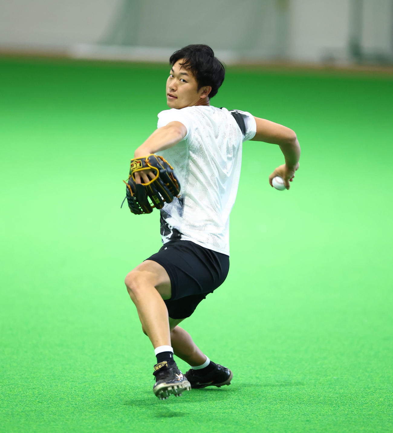 ボールを投げ込む巨人山崎伊（球団提供）