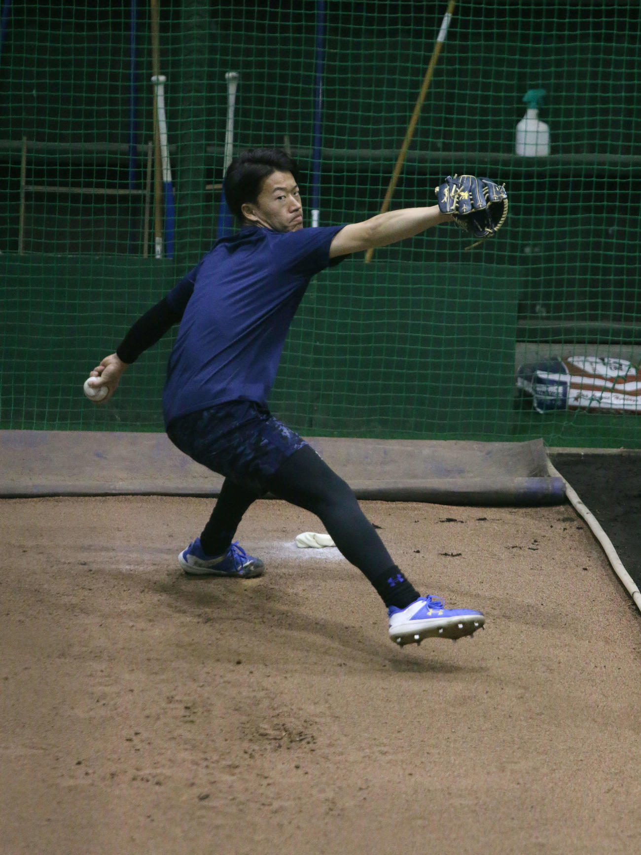 千葉・鎌ケ谷の室内練習場にあるメジャー仕様のブルペンで投球練習をする日本ハム矢沢（撮影・木下大輔）