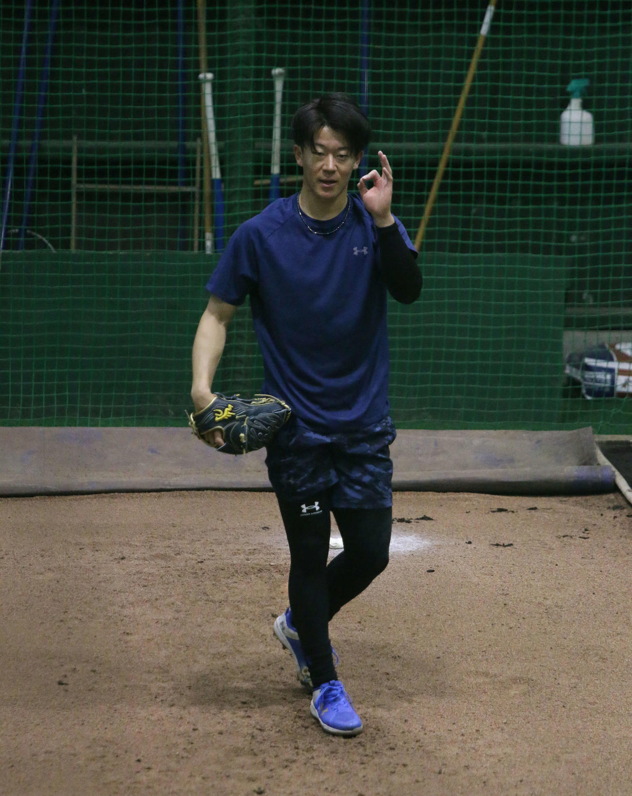 千葉・鎌ケ谷の室内練習場にあるメジャー仕様のブルペンで投球練習をする日本ハム矢沢（撮影・木下大輔）