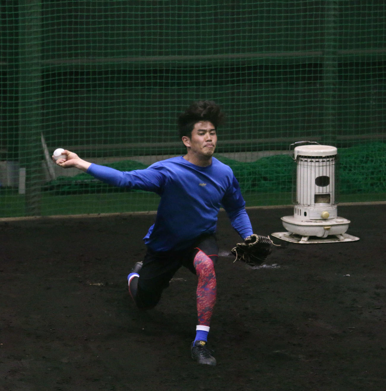 千葉・鎌ケ谷の室内練習場のブルペンで投球練習をする日本ハム宮内（撮影・木下大輔）