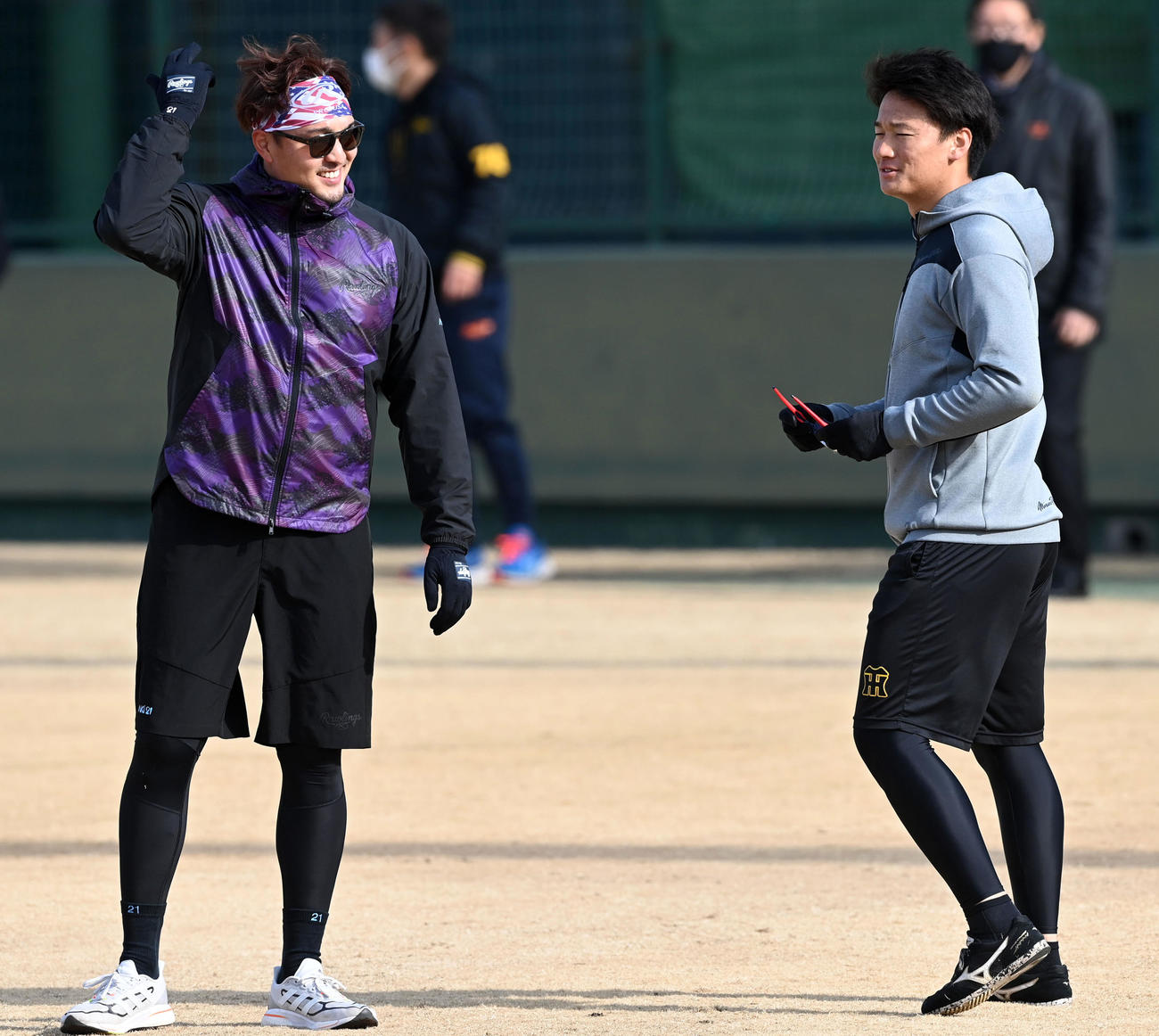 阪神森木大智（右）と笑顔で話す秋山拓巳（撮影・前岡正明）