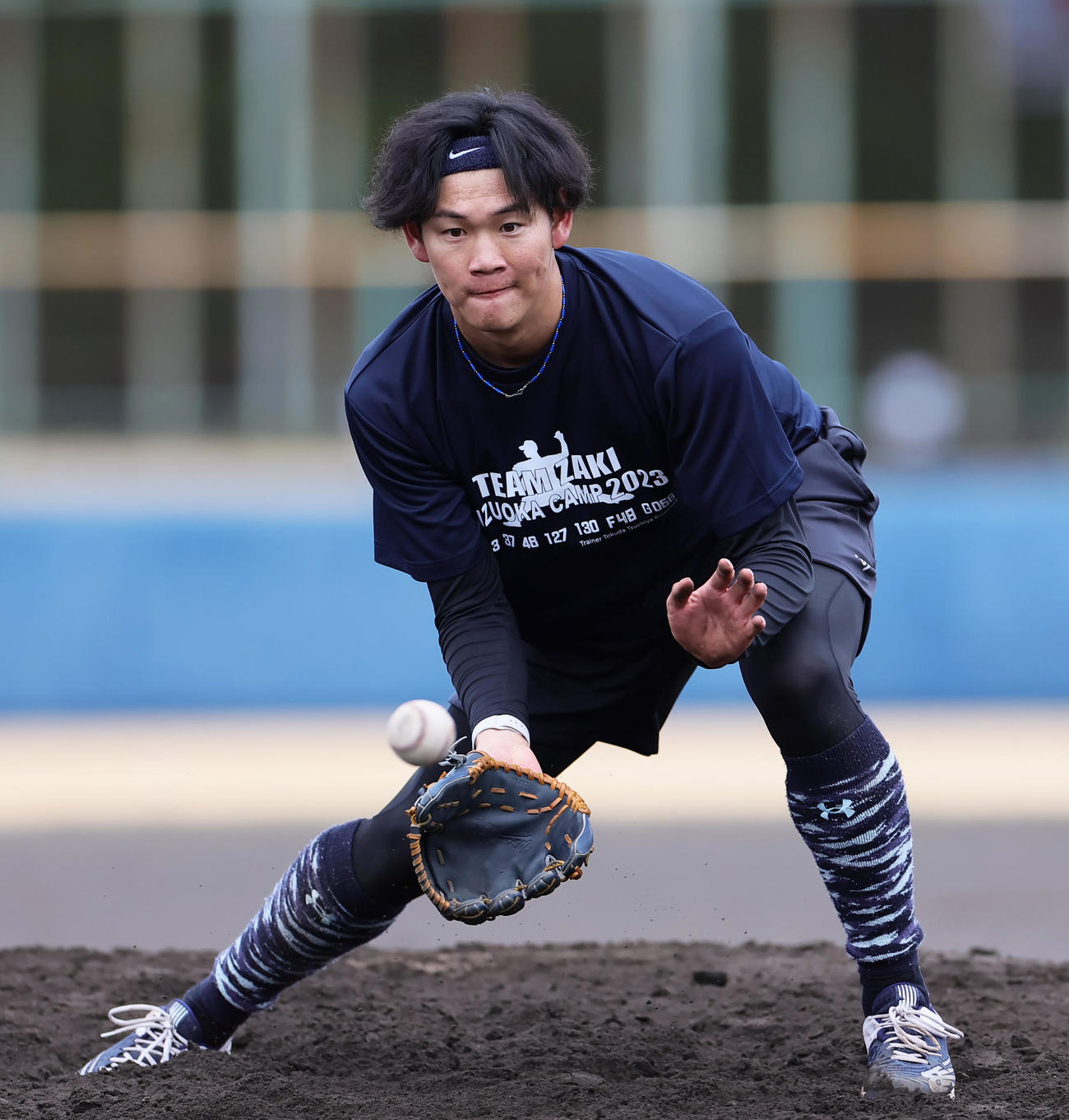 自主トレでノックを受ける阪神及川（撮影・足立雅史）