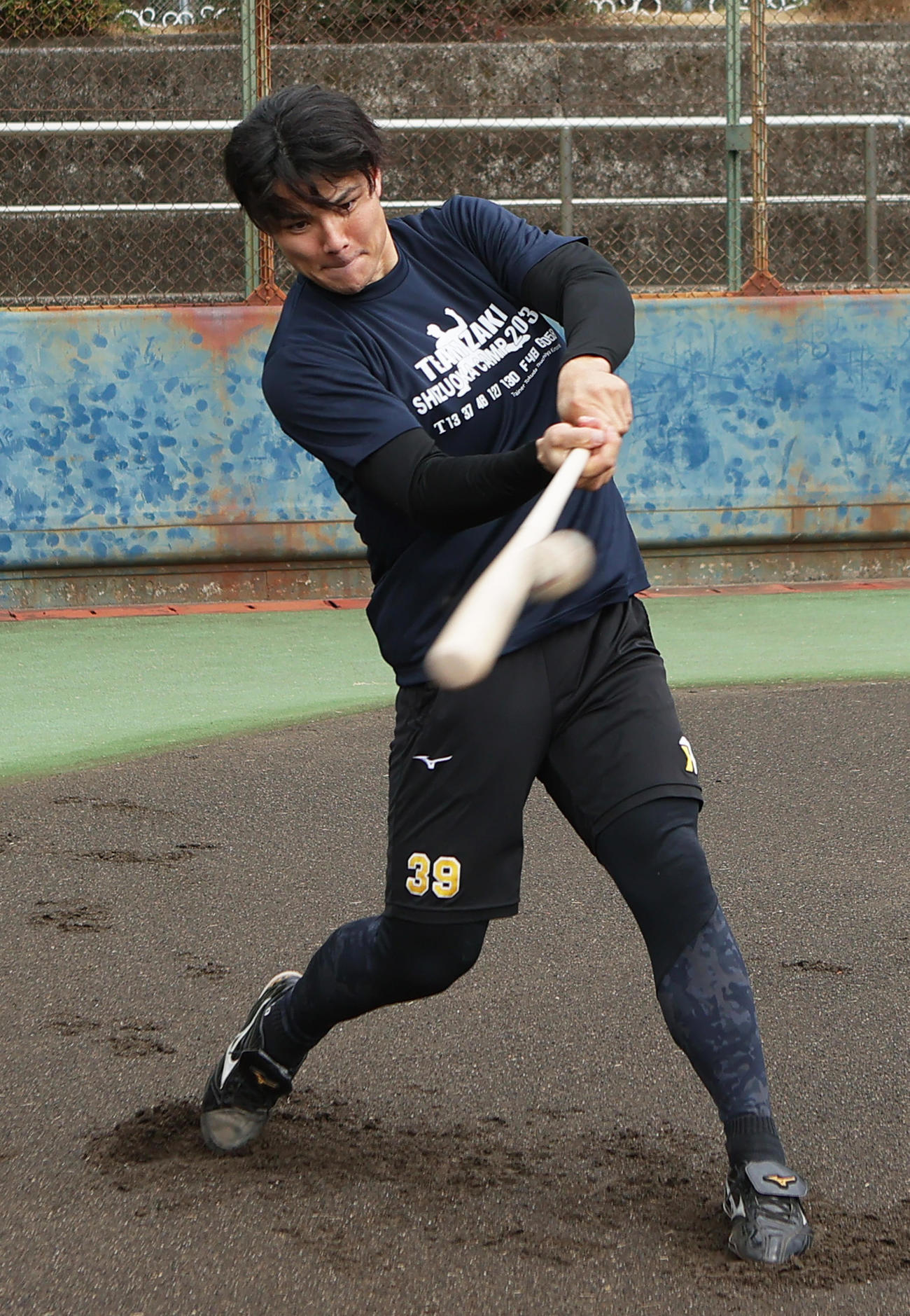 自主トレでロングティーを行う阪神栄枝（撮影・足立雅史）