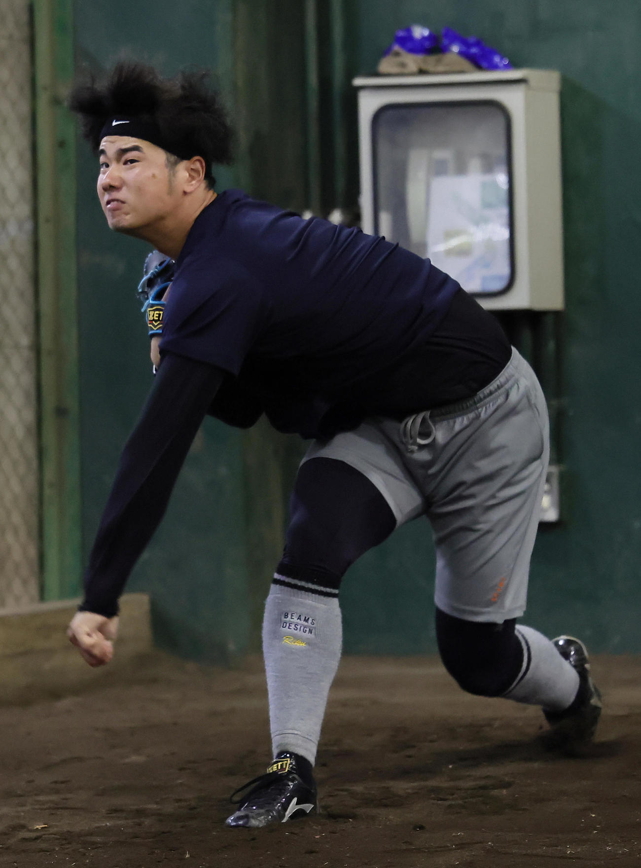 自主トレでブルペン投球する阪神川原（撮影・足立雅史）