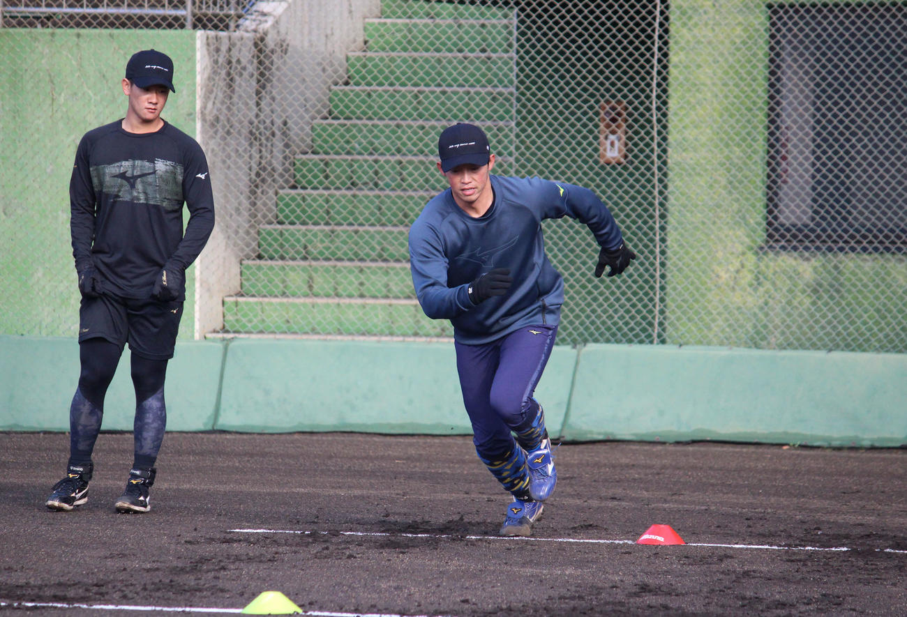 ダッシュする中日岡野（撮影・久保賢吾）