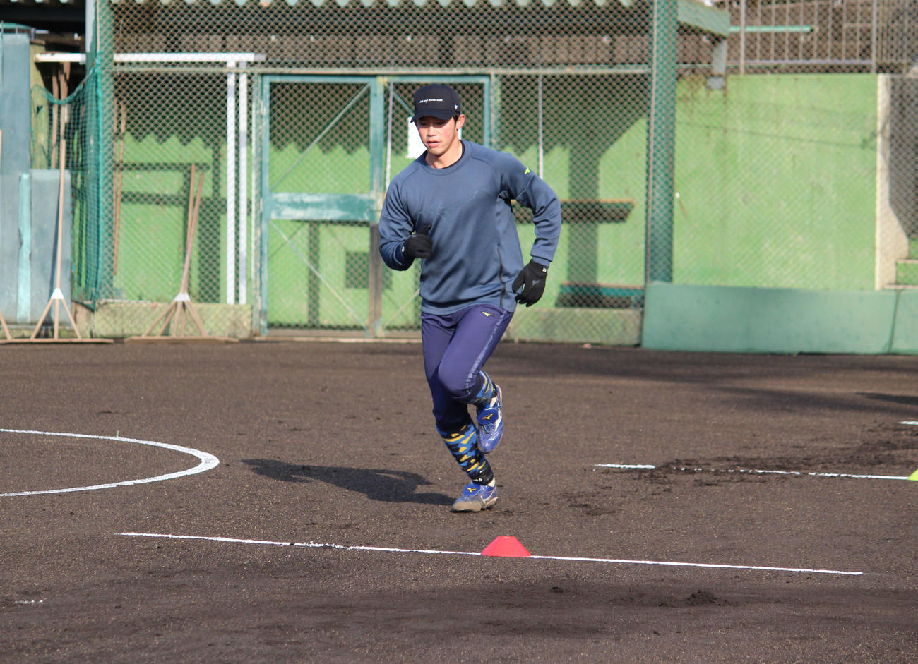 ダッシュする中日岡野（撮影・久保賢吾）