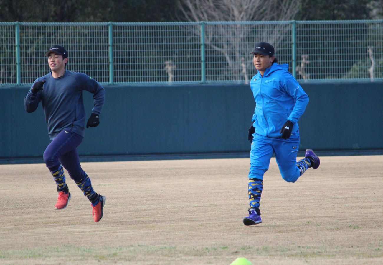 ダッシュするDeNA今永昇太投手（右）と中日岡野（撮影・久保賢吾）
