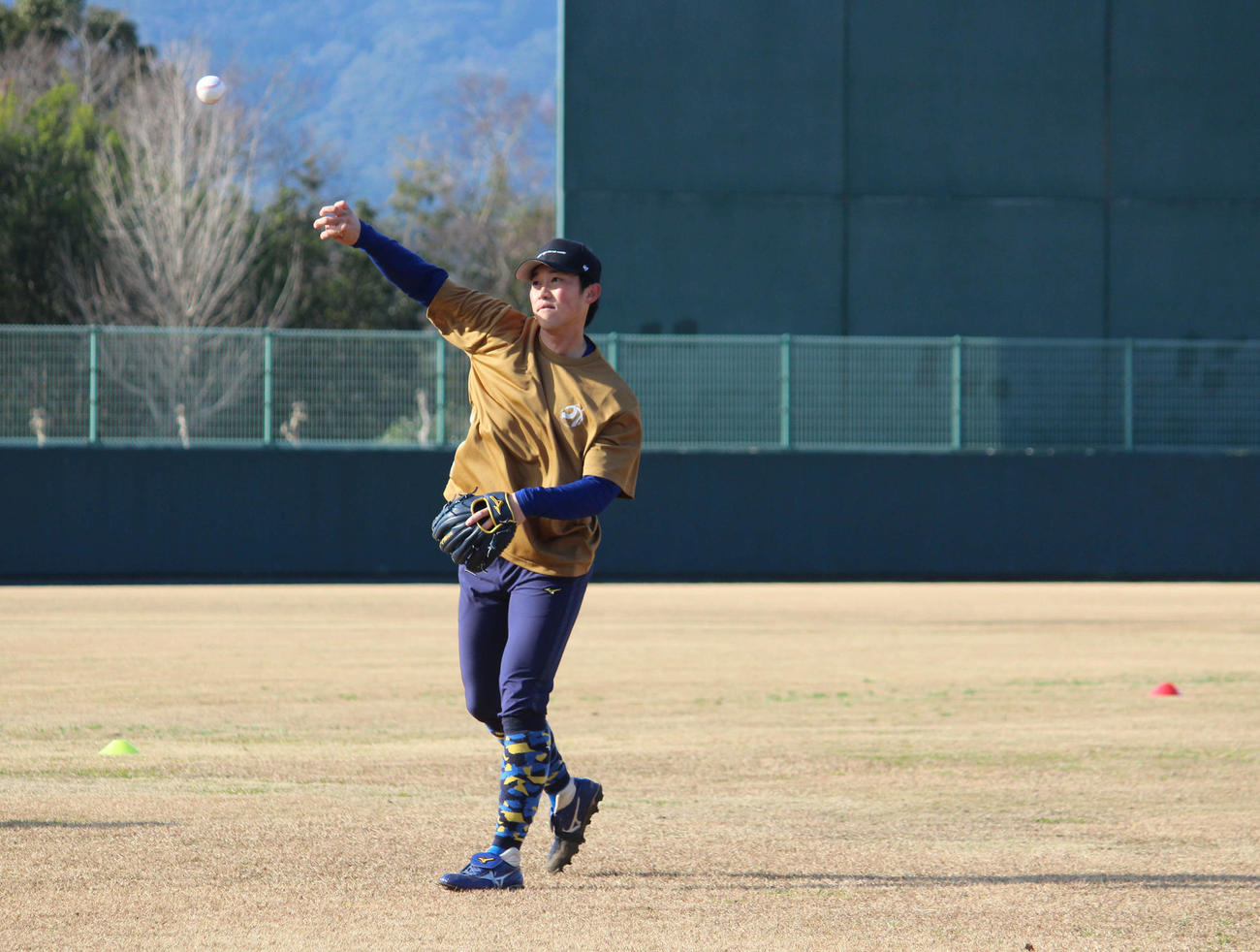 キャッチボールする中日岡野（撮影・久保賢吾）