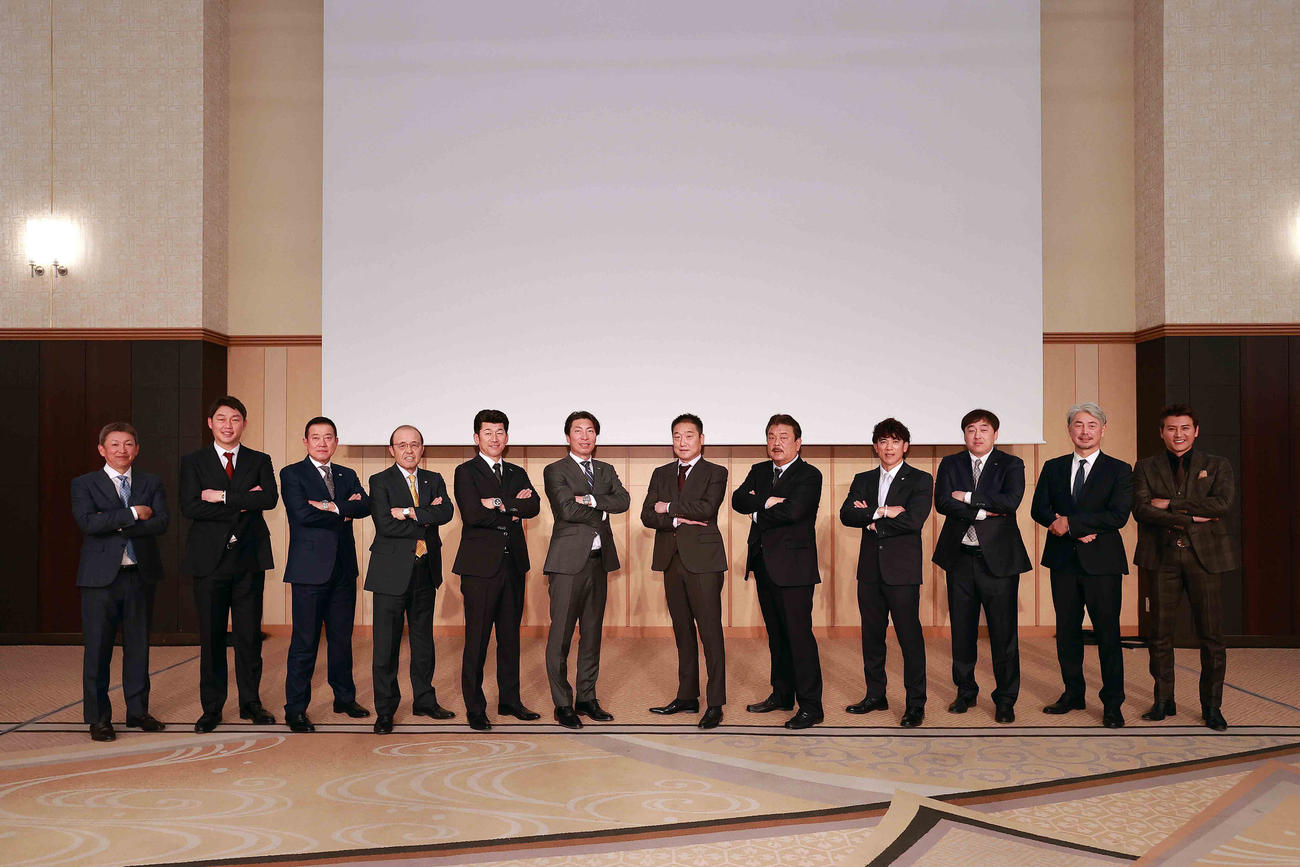 12球団監督会議に出席し、記念撮影に納まる監督たち。左から中日立浪監督、広島新井監督、巨人原監督、阪神岡田監督、DeNA三浦監督、ヤクルト高津監督、オリックス中嶋監督、ソフトバンク藤本監督、西武松井監督、楽天石井監督、ロッテ吉井監督、日本ハム新庄監督〓（○の中に小文字のC）NPB／BBM2023