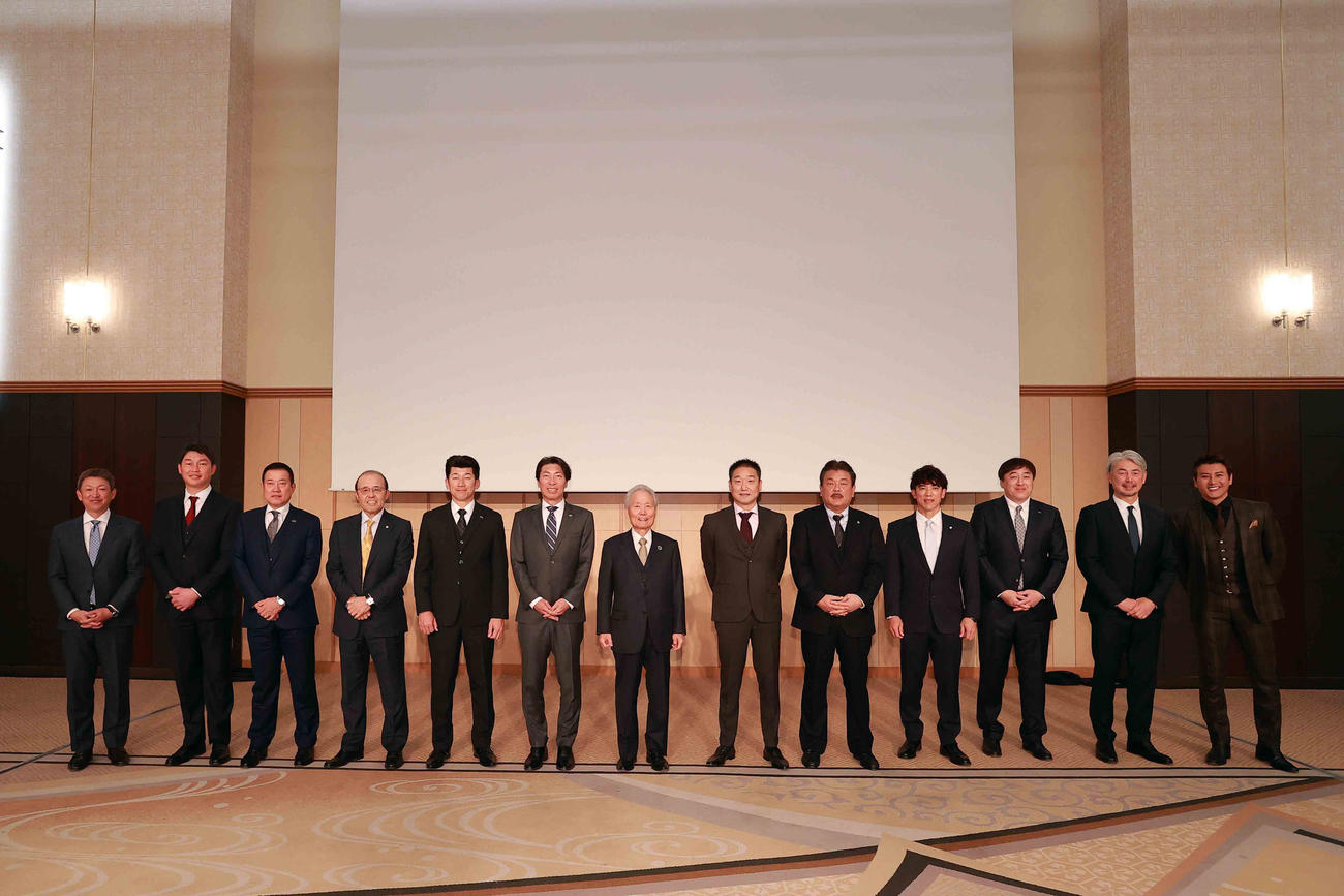 12球団監督会議に出席し、記念撮影に納まる監督たち。左から中日立浪監督、広島新井監督、巨人原監督、阪神岡田監督、DeNA三浦監督、ヤクルト高津監督、NPB榊原コミッショナー、オリックス中嶋監督、ソフトバンク藤本監督、西武松井監督、楽天石井監督、ロッテ吉井監督、日本ハム新庄監督〓（○の中に小文字のC）NPB／BBM2023