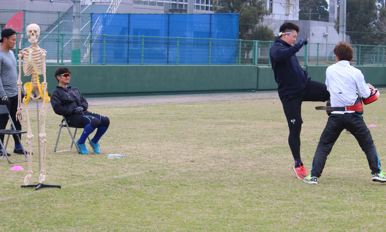 人体骨格模型で強化する部位をイメージしながら、キックボクシングするDeNA牧（撮影・久保賢吾）