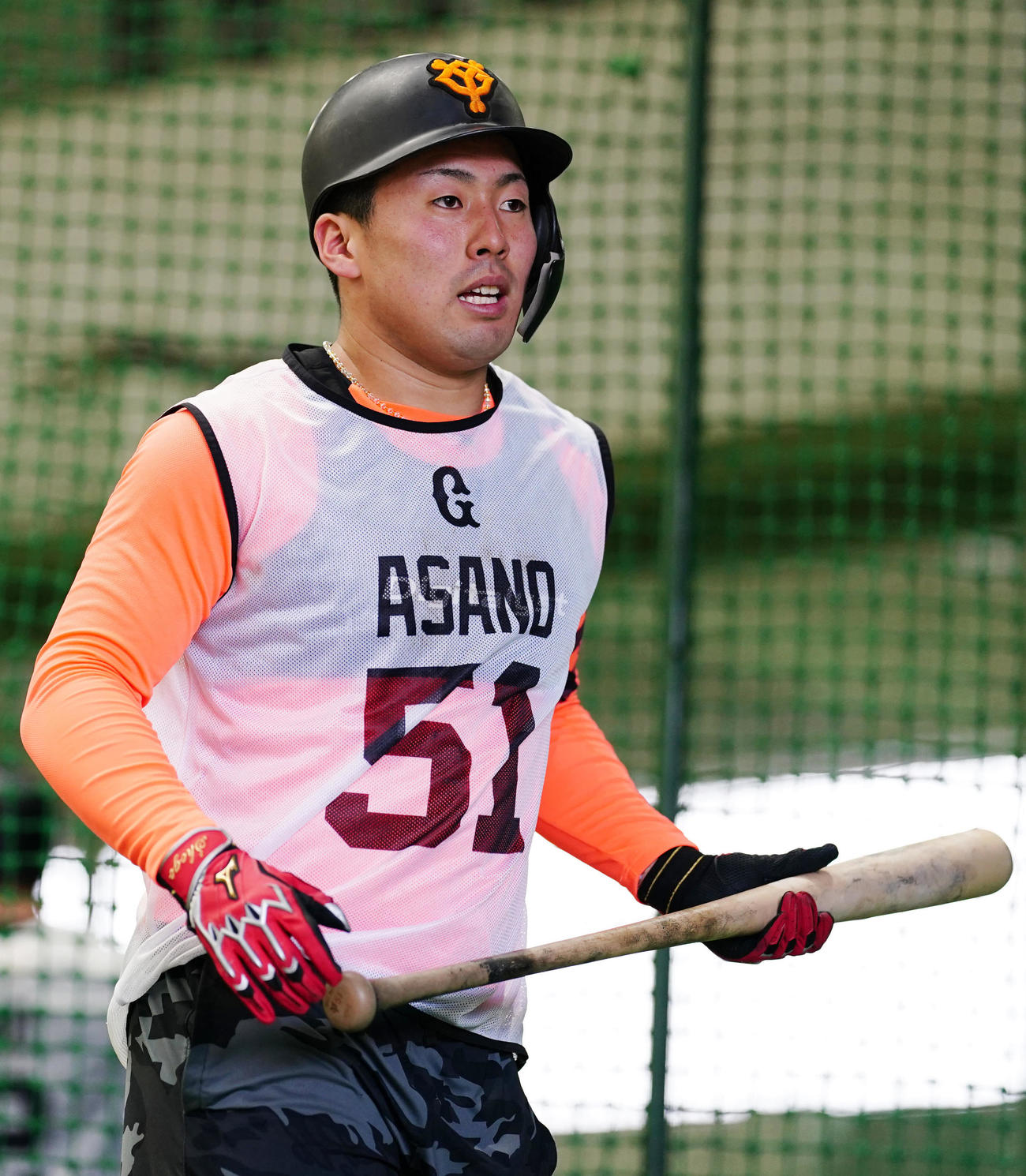 新人合同自主トレ中、右打者用のヘルメットを着用し、左打席で打撃練習する巨人ドラフト1位の浅野（撮影・江口和貴）