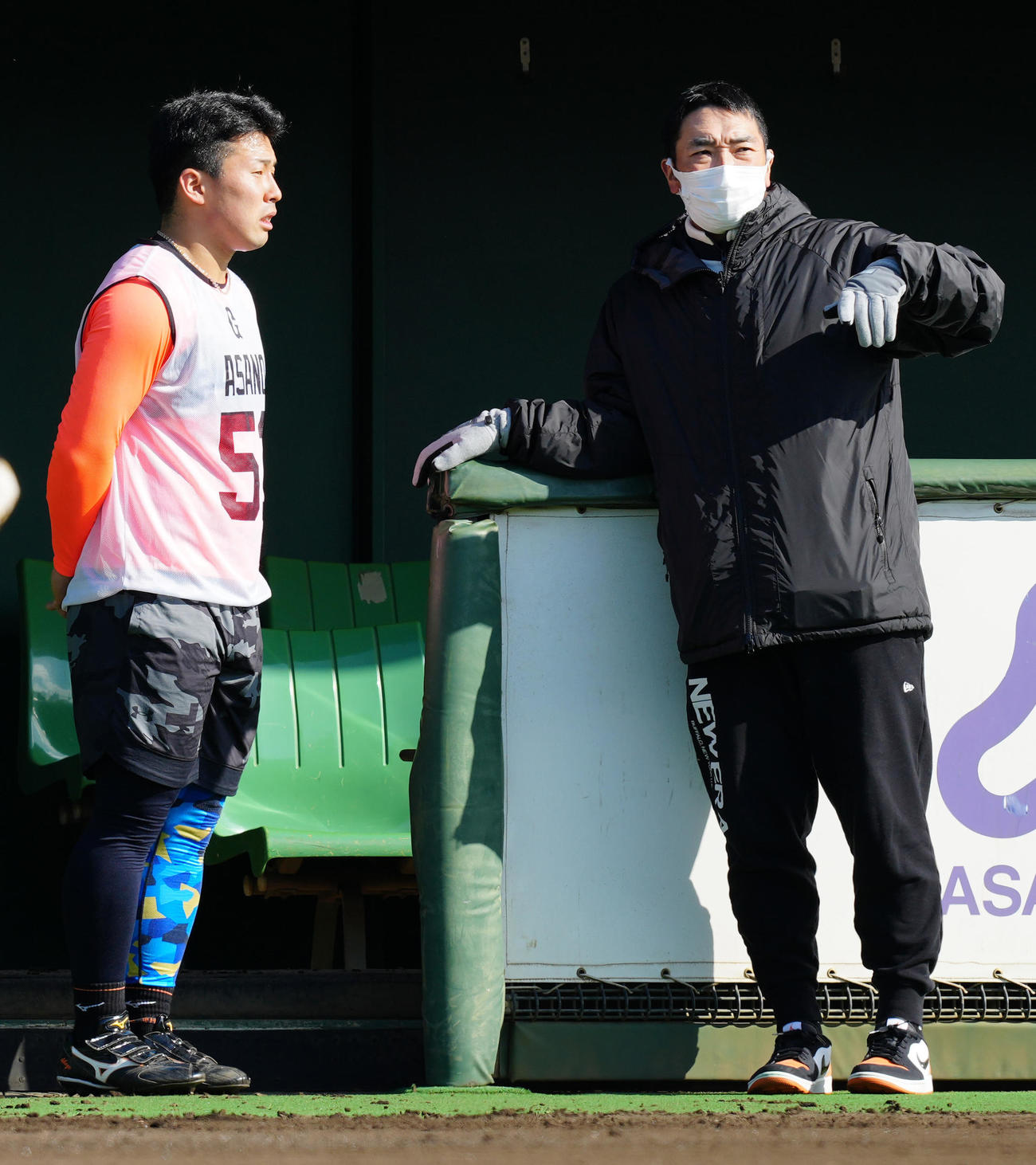 新人合同自主トレ中、巨人阿部ヘッド兼バッテリーコーチ（右）の話を聞くドラフト1位の浅野（撮影・江口和貴）