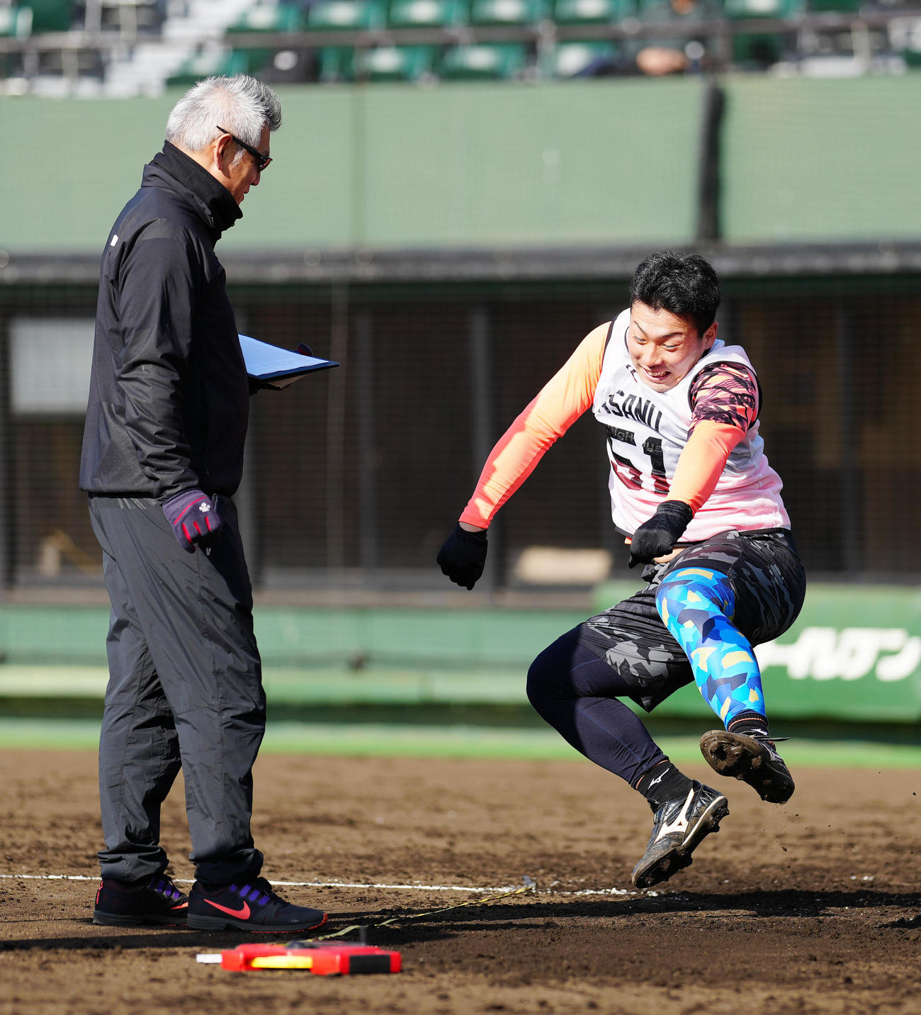 新人合同自主トレで立ち幅跳びの計測に臨む巨人ドラフト1位の浅野（右）（撮影・江口和貴）