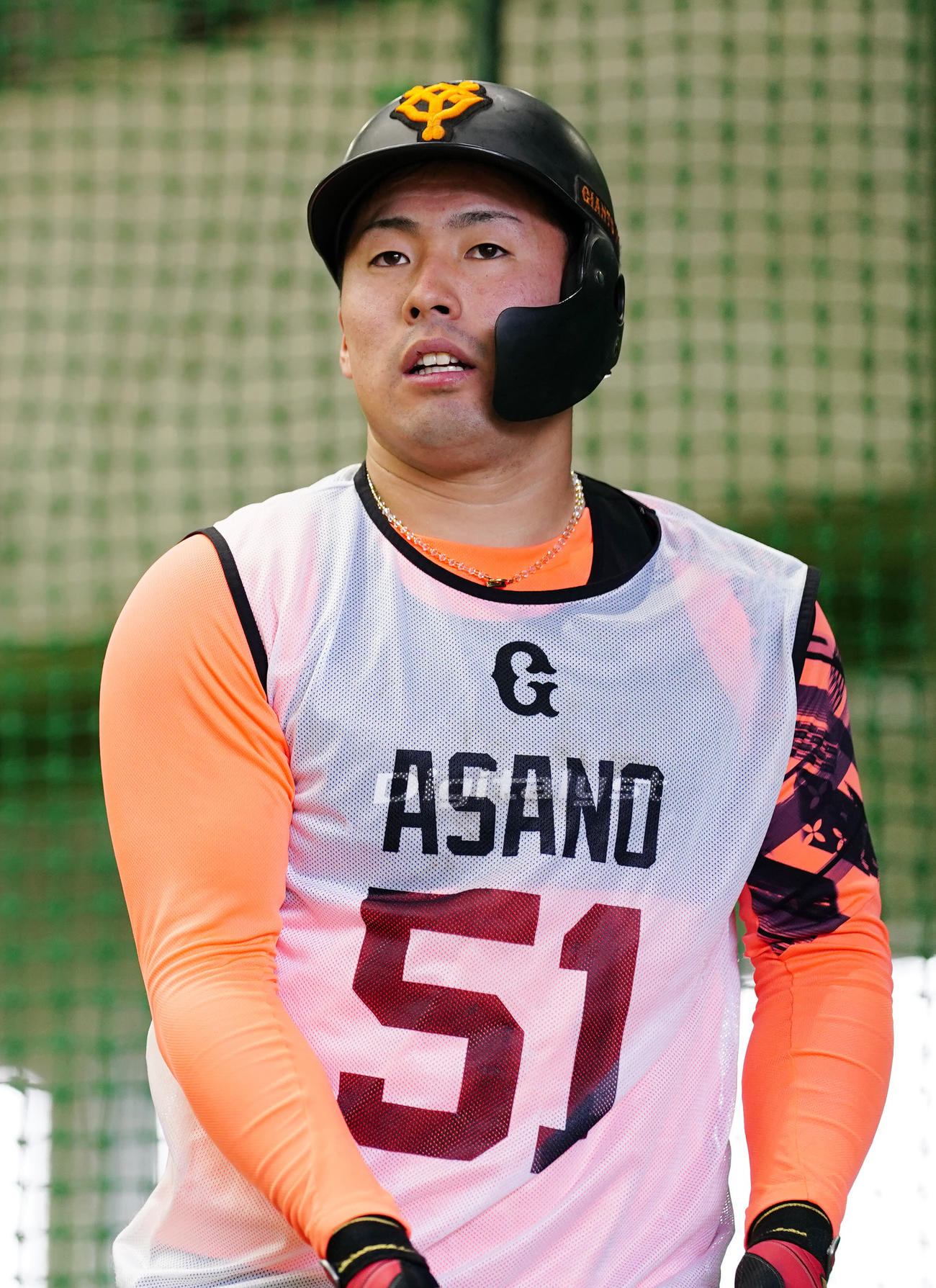 新人合同自主トレ中、右打者用のヘルメットを着用し、左打席で打撃練習する巨人ドラフト1位の浅野（撮影・江口和貴）