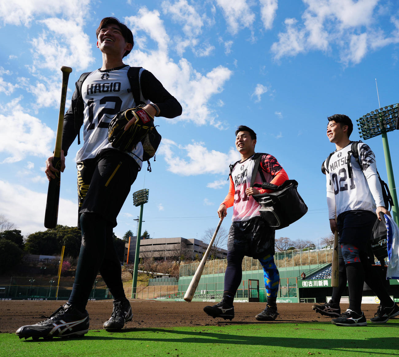 新人合同自主トレ中、笑顔を見せながら移動する巨人ドラフト1位の浅野（中央）。左は同2位の萩尾、右は育成1位の松井（撮影・江口和貴）