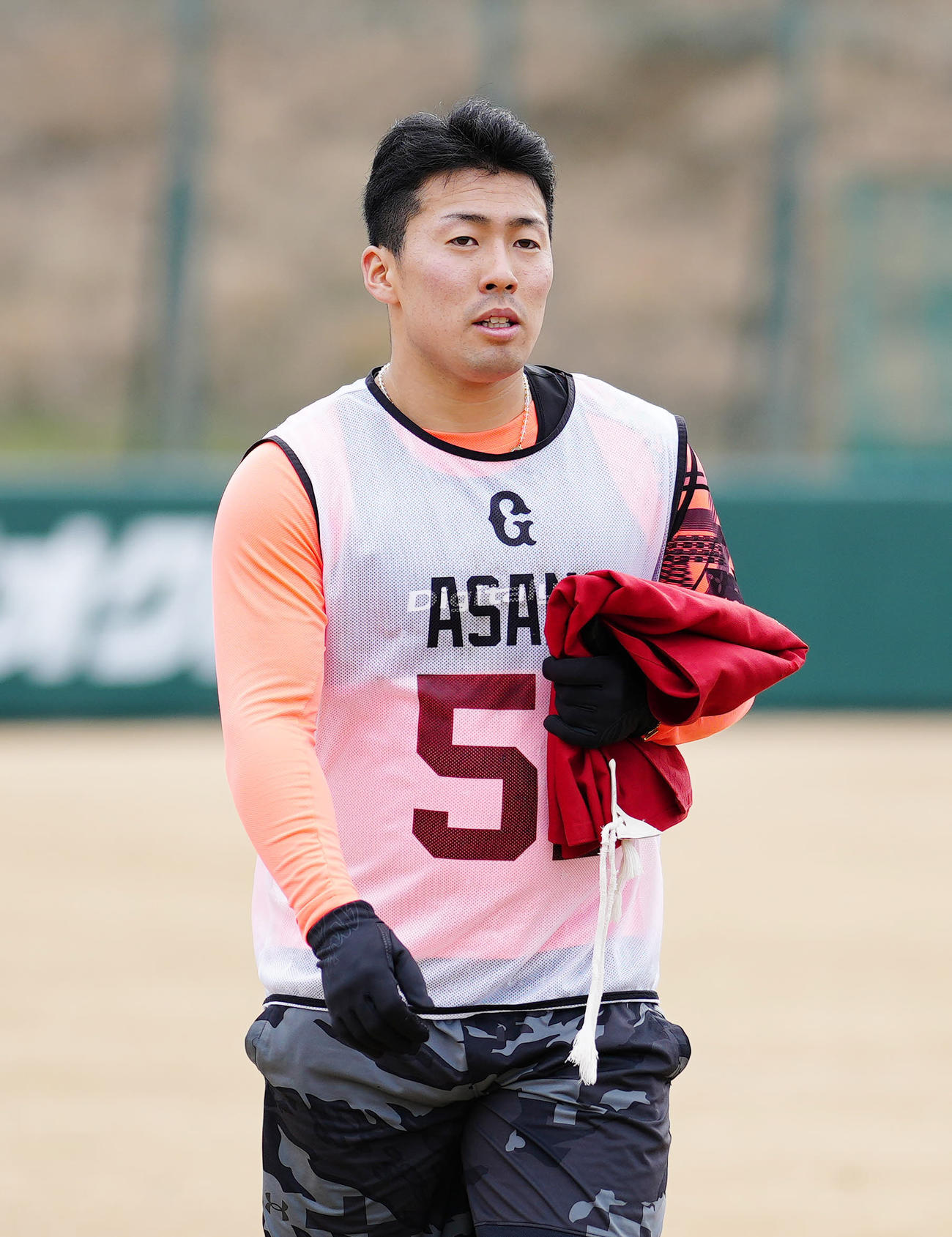 新人合同自主トレ後、ジャイアンツ球場に掲げられた球団旗を降納した巨人ドラフト1位の浅野（撮影・江口和貴）