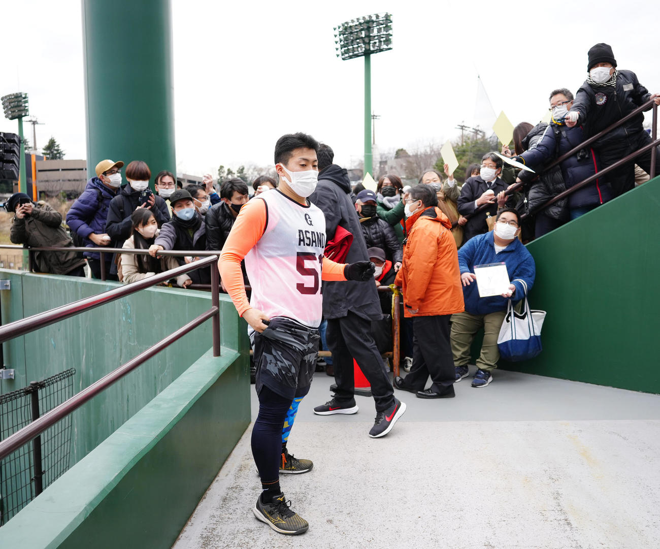 新人合同自主トレ後、ファンへのサインに応じた巨人ドラフト1位の浅野（中央）（撮影・江口和貴）